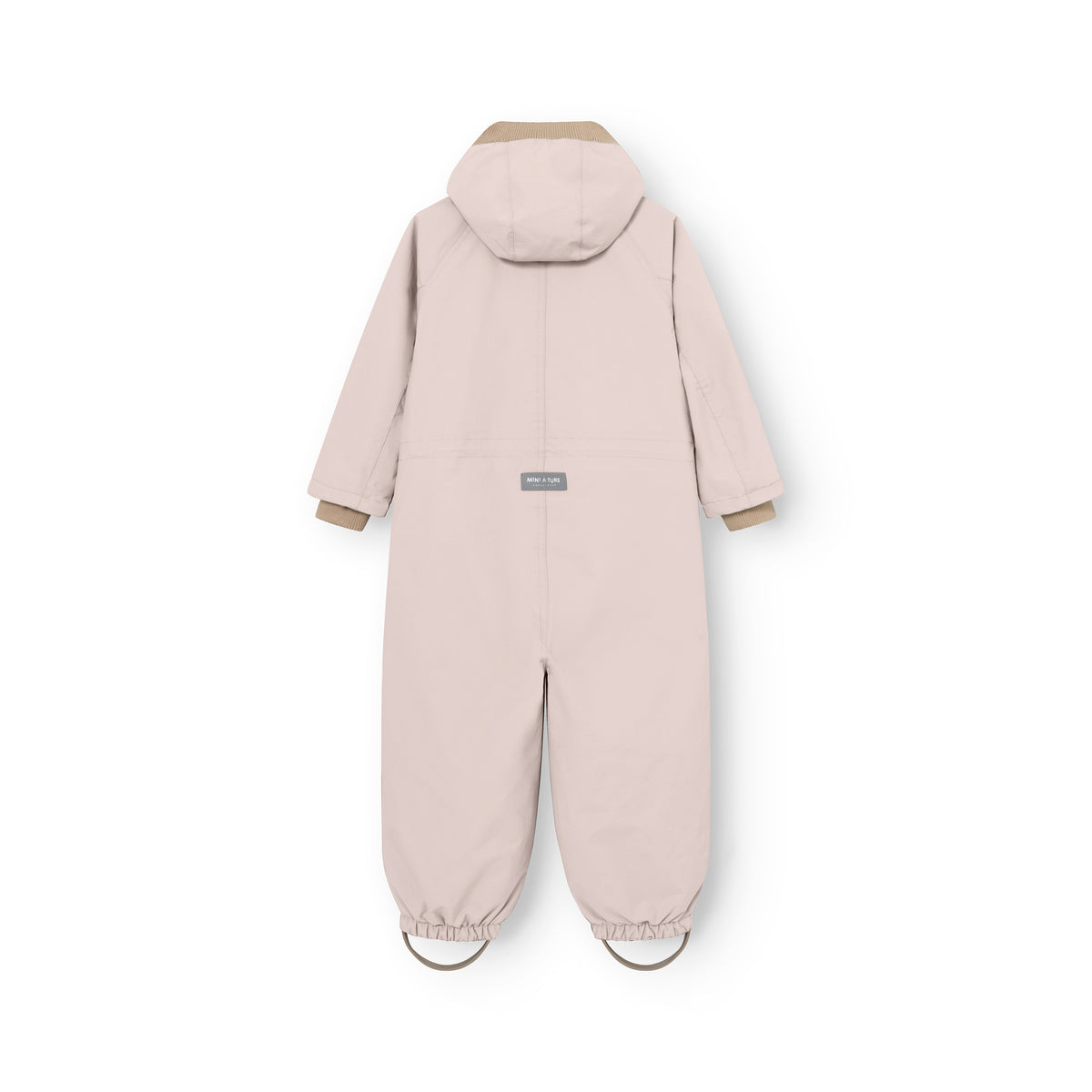 MATWISTO all season-heldragt i farven Adobe Rose, set bagfra på hvid baggrund. Den lyserøde heldragt har aftagelig hætte, beige ribkanter ved ærmerne, MINI A TURE-mærke på ryggen samt elastiske bukseben med fodstropper.