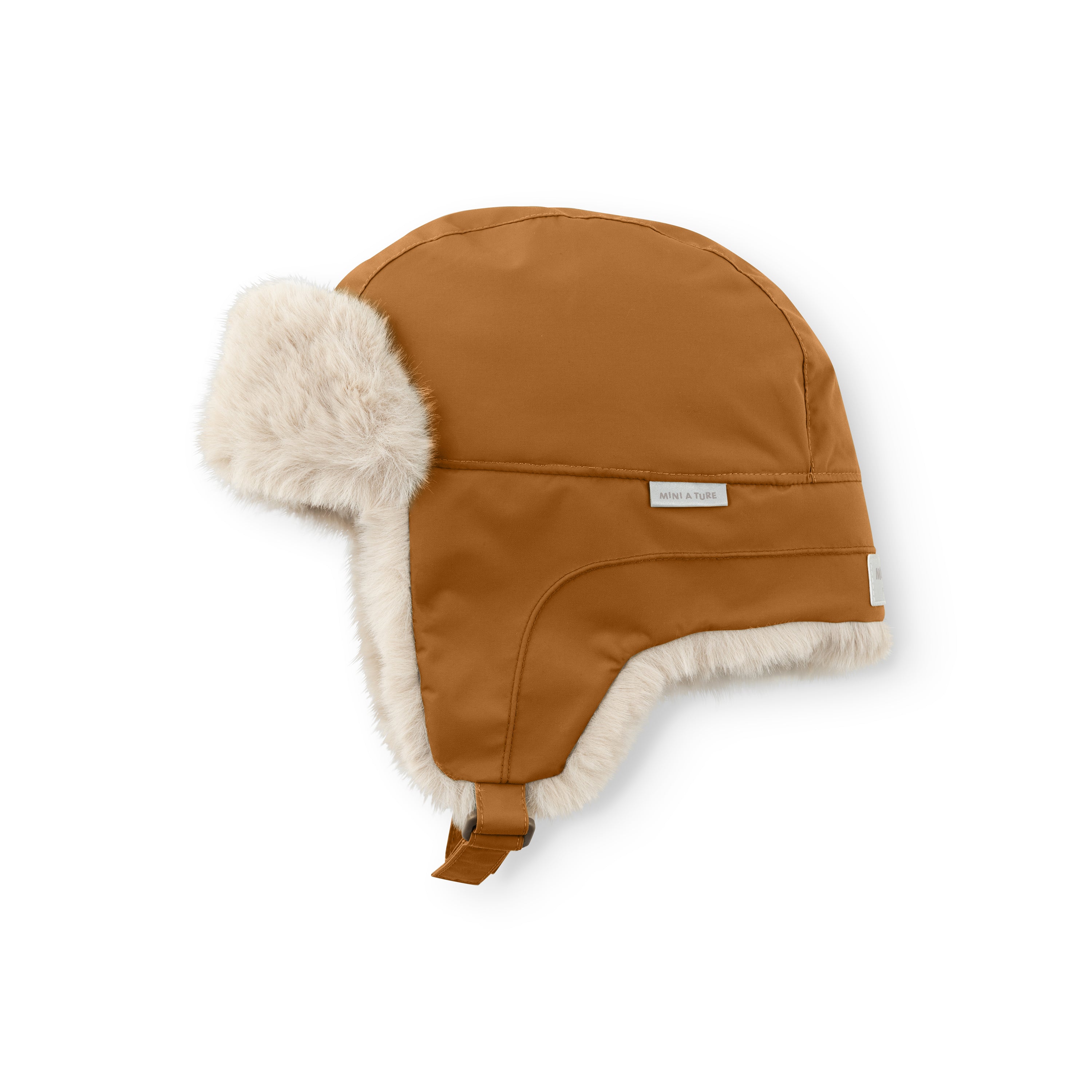 MATCRISTER teddyforet vinterhue i varm cognacbrun, set fra en skrå vinkel bagfra. Den har fyldigt, cremehvidt teddyfleece langs øreklapperne og en matchende velcrostrop til justering under hagen.