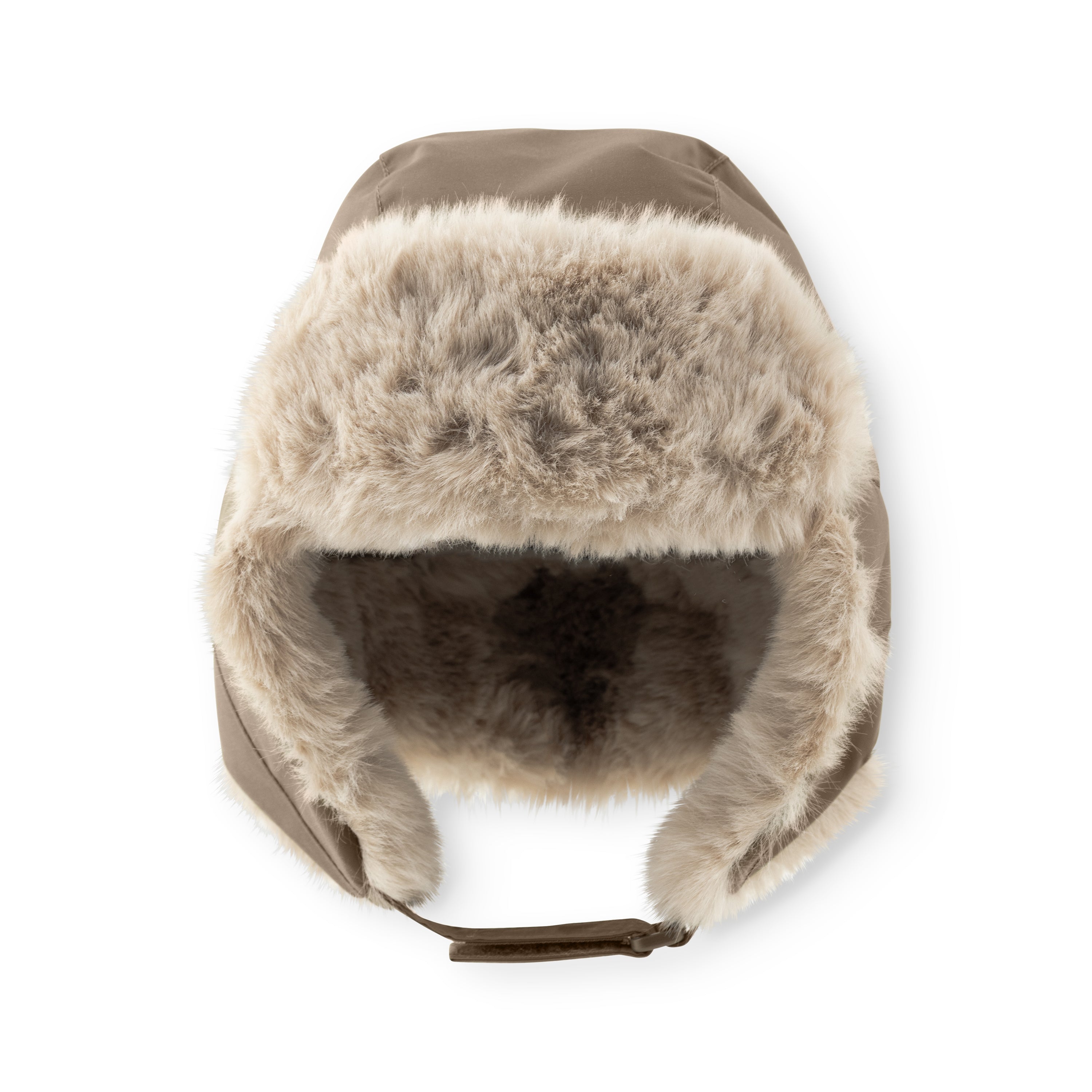 MATCRISTER teddyforet vinterhue i gråbrun taupe, fotograferet direkte forfra mod hvid baggrund med øreklapperne foldet ned. Det tætte, beigecremede teddyfleece dækker hele forsiden og indersiden af de brede øreklapper, og en matchende taupe-farvet velcrostrop med metalspænde ses i bunden af huen.