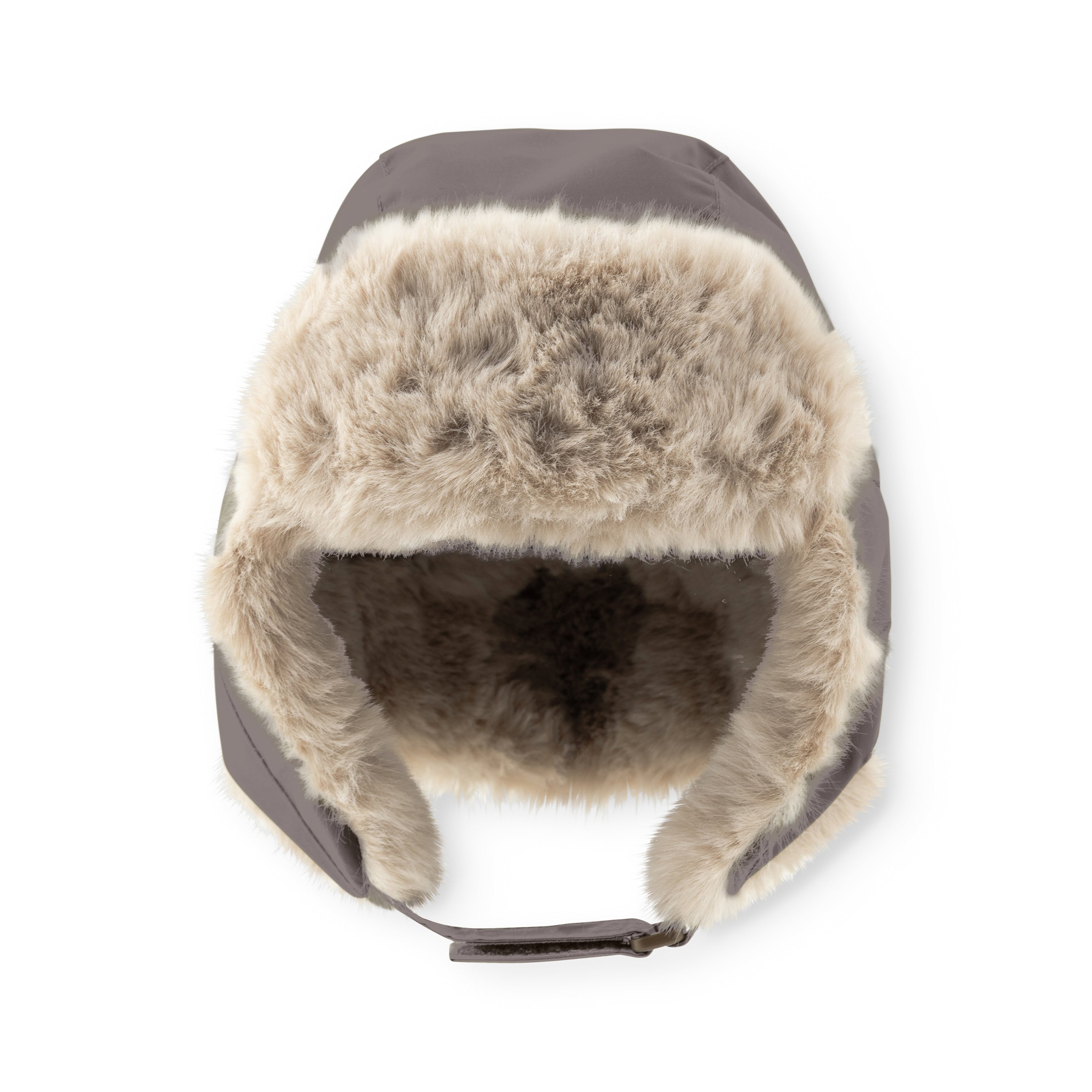 MATCRISTER teddyforet vinterhue i gråbrun set direkte forfra, hvor det fyldige, sandbeige teddyfleece dækker hele indersiden og øreklapperne. Velcrostroppen er synlig i bunden mod hvid baggrund.