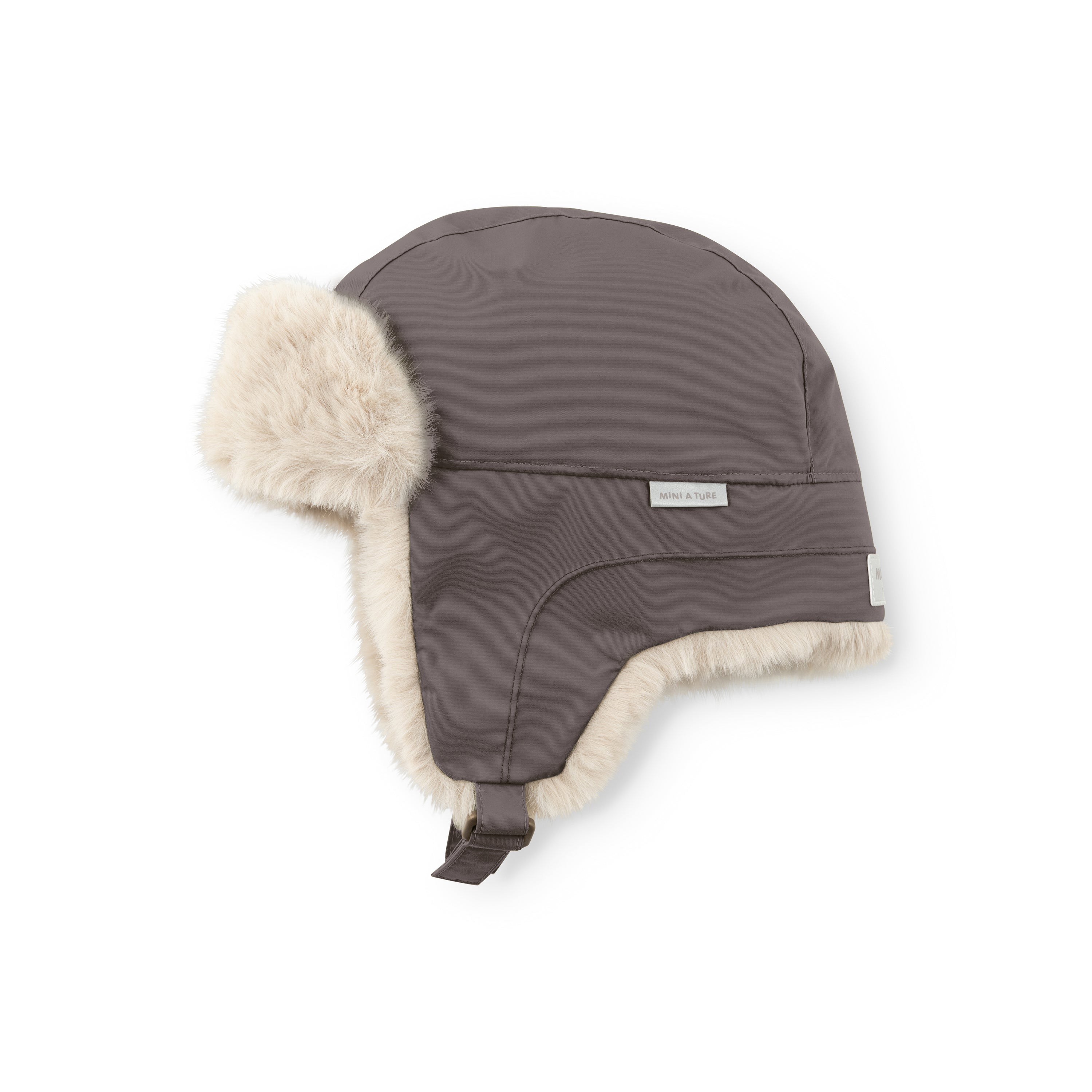 MATCRISTER teddyforet vinterhue i mørk gråbrun set fra siden, med fyldigt cremefarvet teddyfleece langs øreklapperne og en mørkebrun velcrostrop i bunden til justering under hagen.
