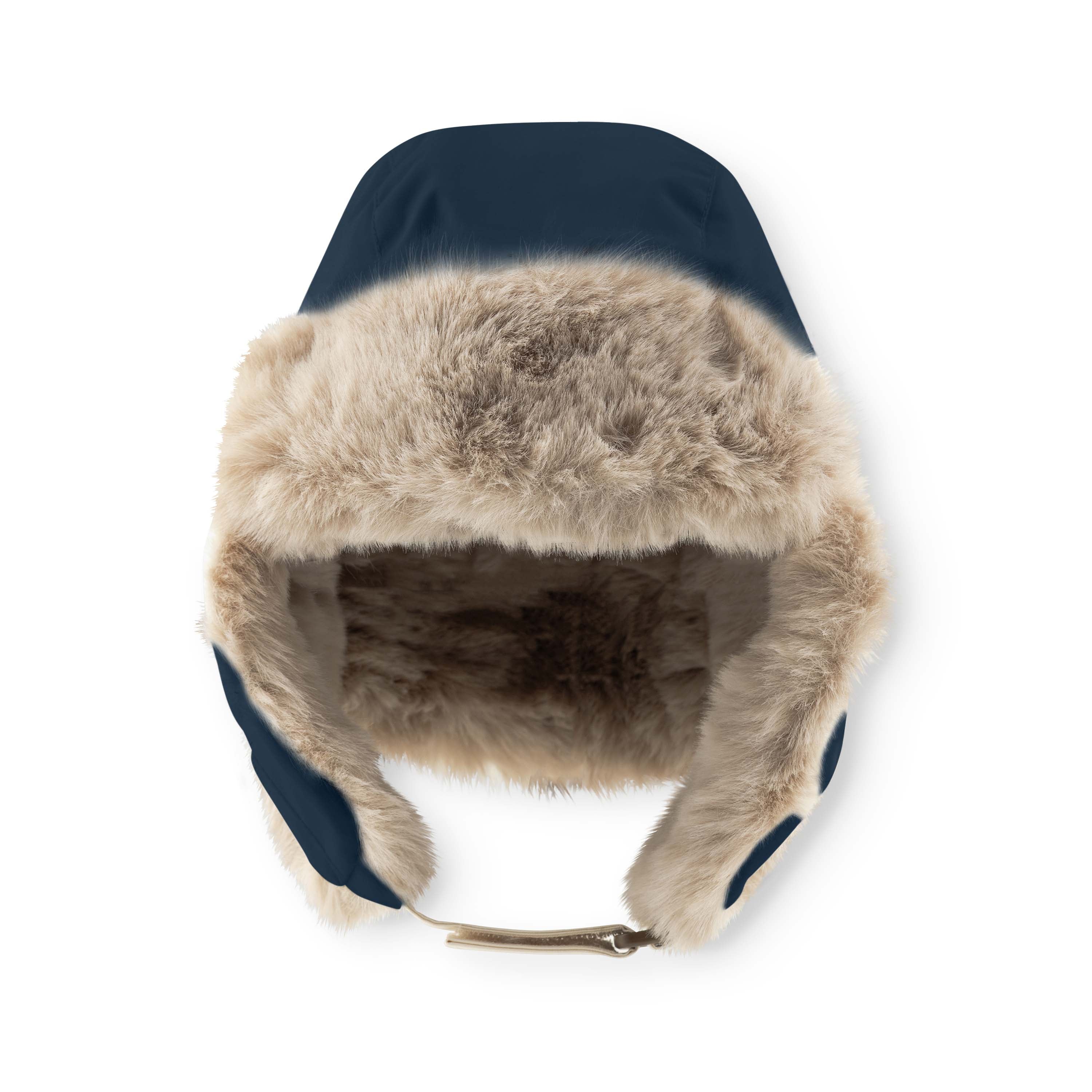 MATCRISTER teddyforet vinterhue i marineblå, fotograferet direkte forfra. Det fyldige, sandbeige teddyfleece er synligt indvendigt over hele huens inderside og langs øreklapperne. I bunden ses en metallisk spændelukning mod en hvid baggrund.