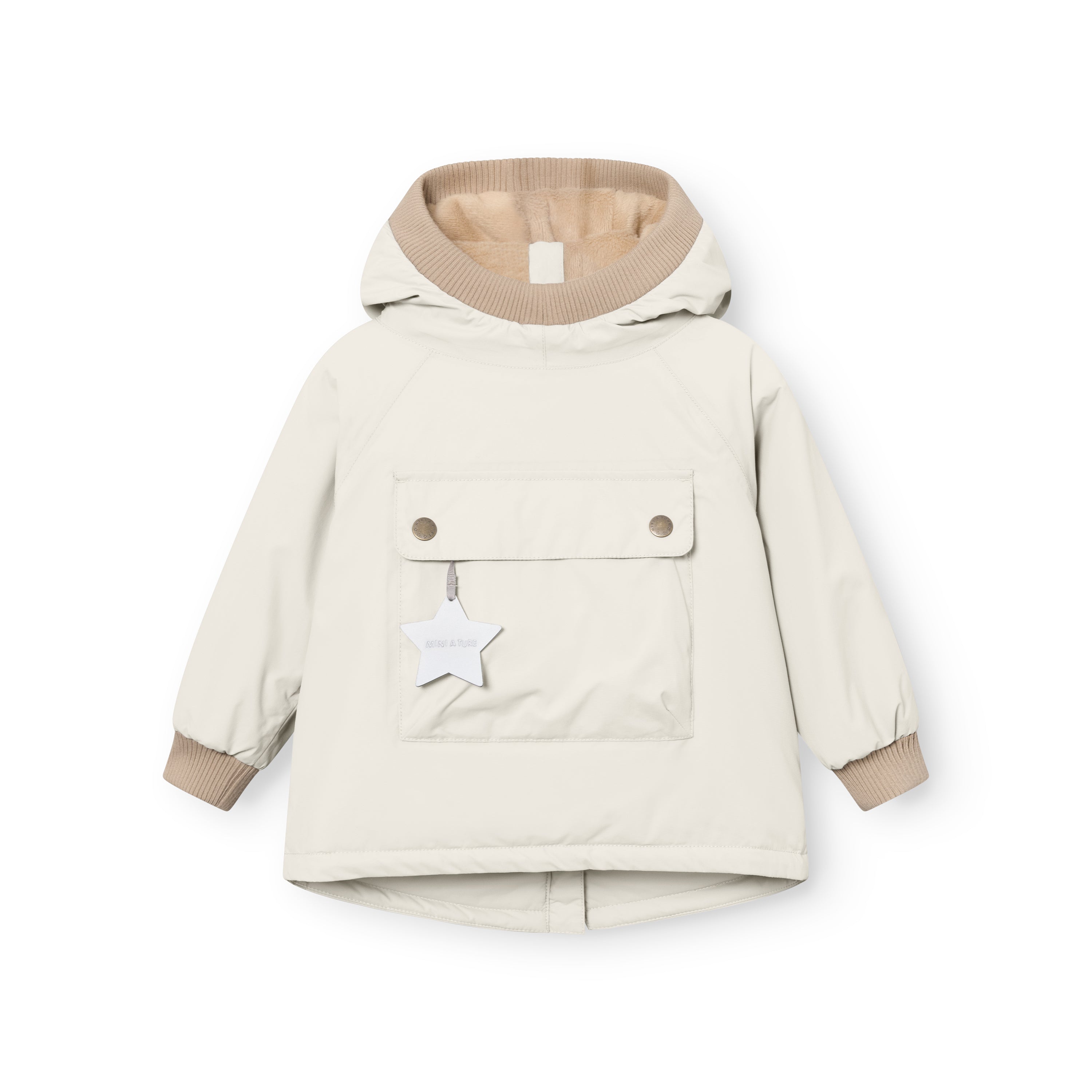 MATBABYWEN fleeceforet vinteranorak i lys beige med hætte, beige ribkanter ved ansigt og håndled, stor trykknaplomme foran med stjernerefleks og vandtæt yderstof.