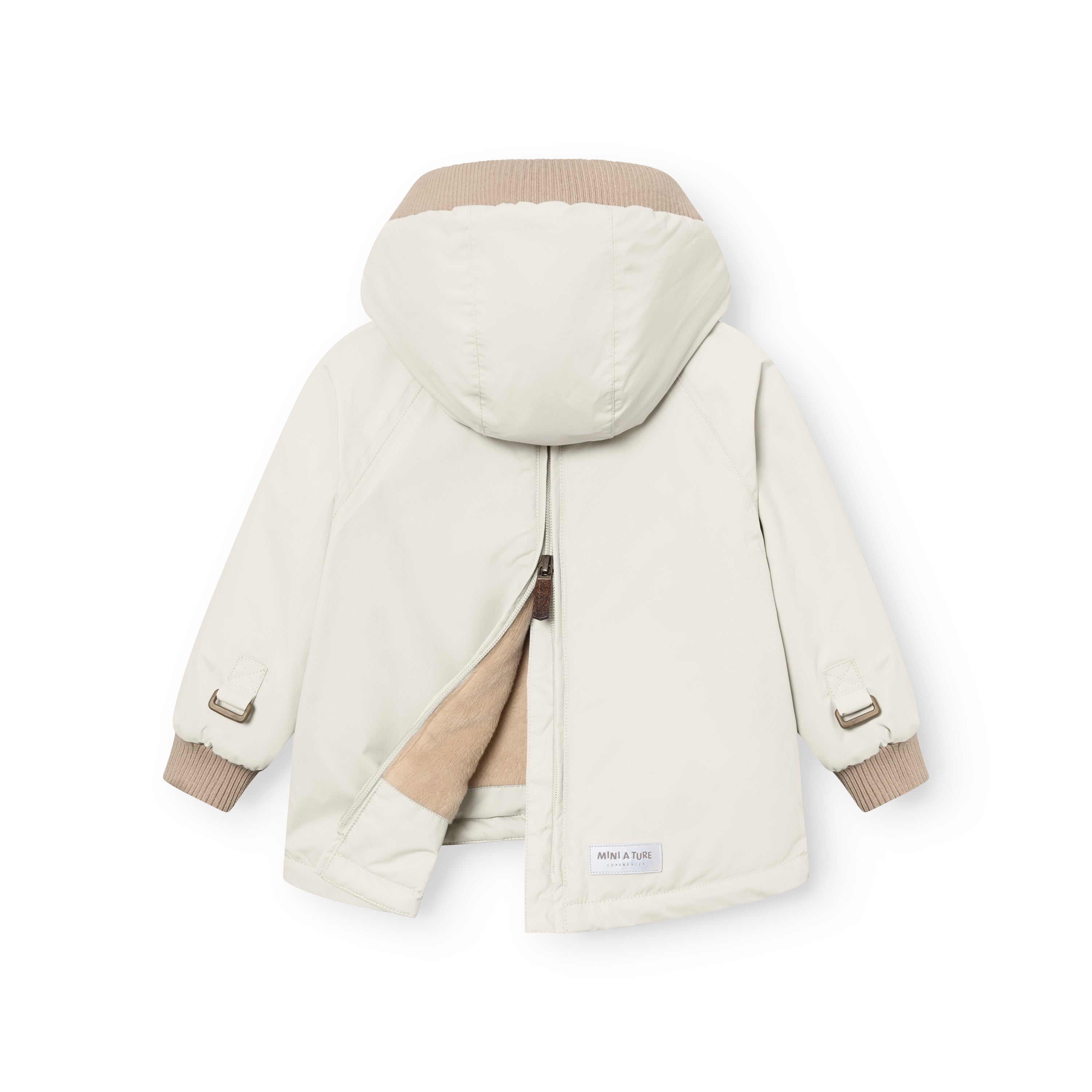 MATBABYWEN fleeceforet vinteranorak set bagfra med åben lynlås, så det bløde fleecefor i beige bliver synligt. Den har en stor hætte med ribkant samt justerbare manchetter ved håndleddene.