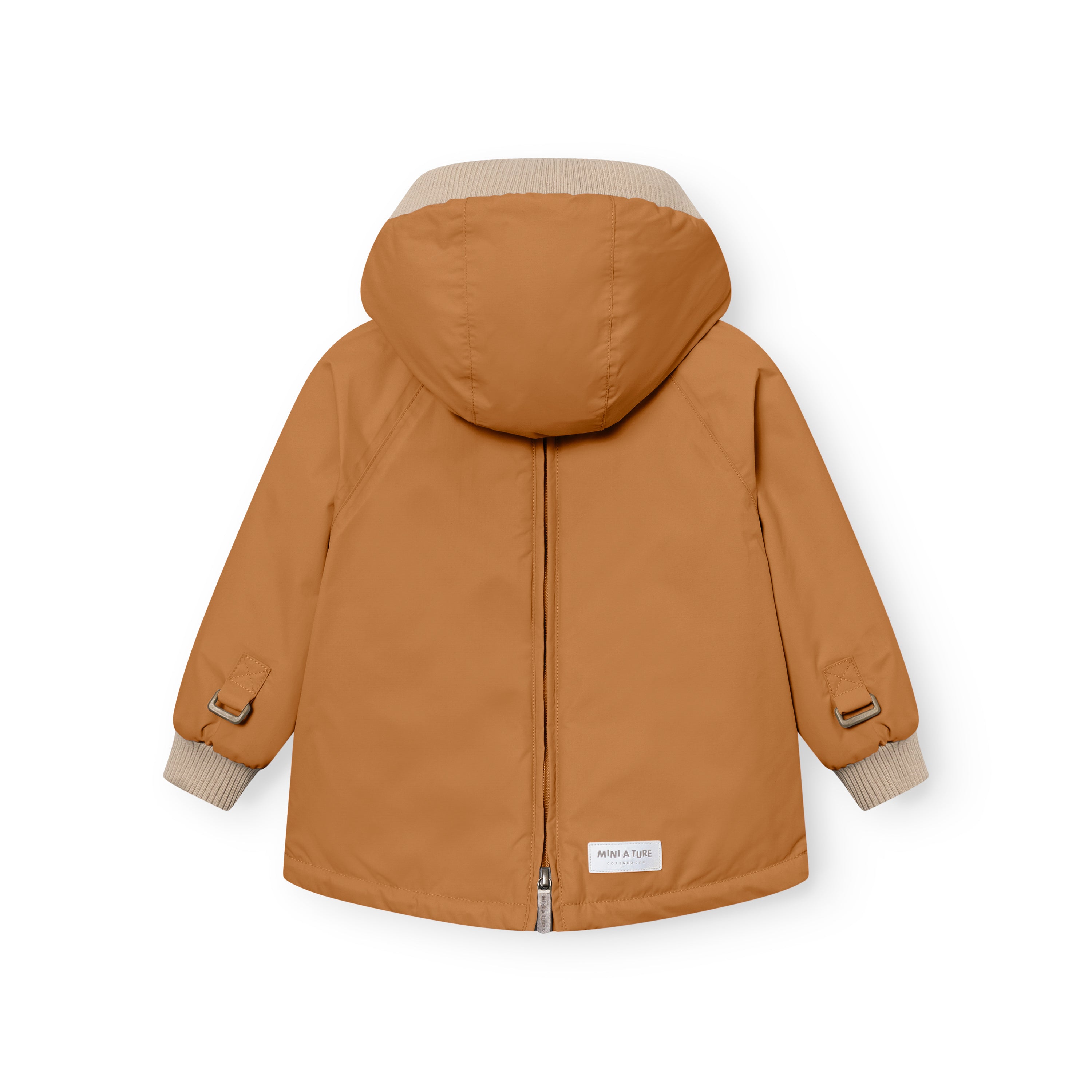 MATBABYWEN fleeceforet vinteranorak i varm karamelgul farve set bagfra med lukket ryglynlås, stor hætte med beige ribkant og beige ribmanchetter ved håndleddene. Justerbare stropper med metalspænder sidder ved ærmernes underkant, og MINI A TURE-mærket er placeret centralt forneden på ryggen.