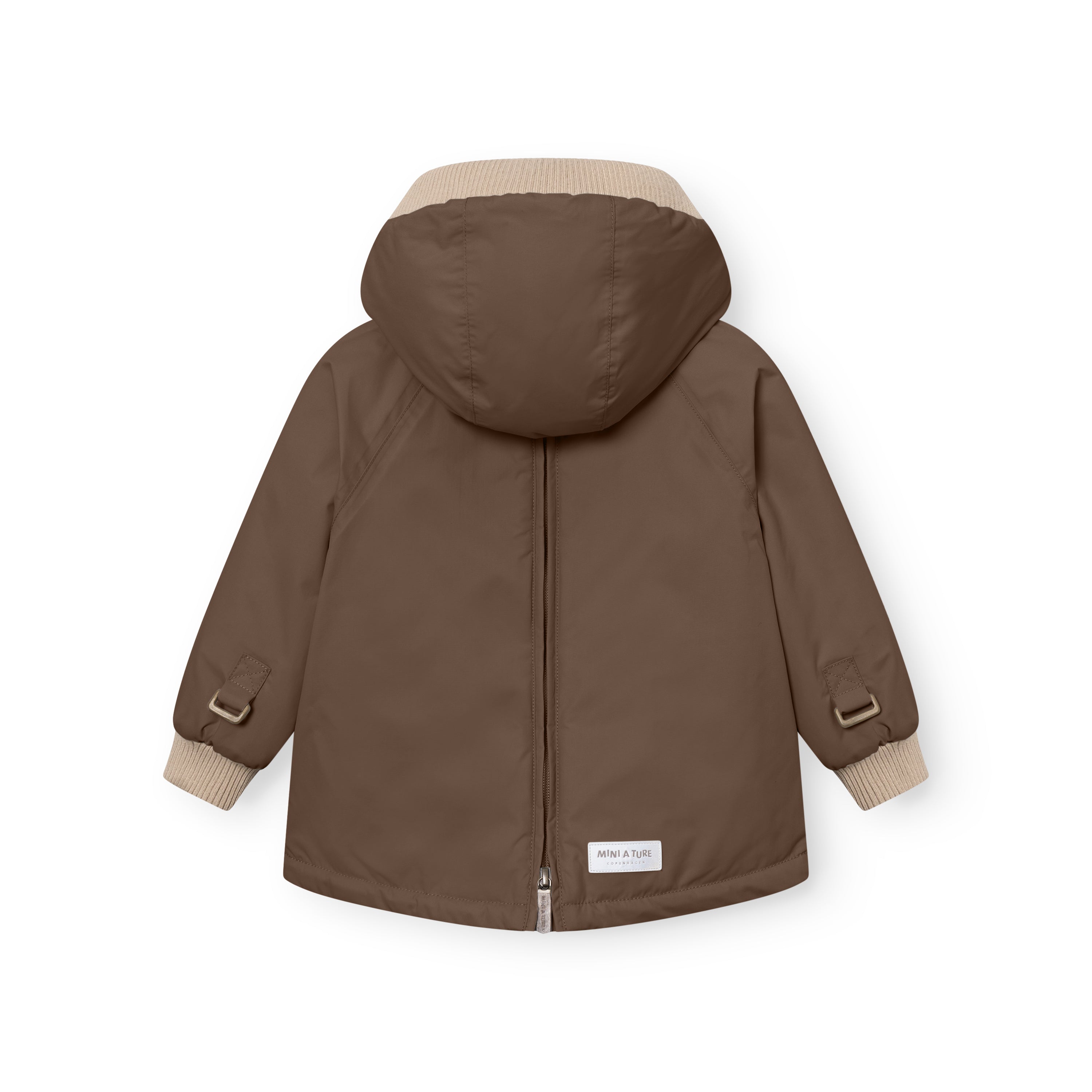 MATBABYWEN fleeceforet vinteranorak i varm chokoladebrun, fotograferet bagfra med lukket ryglynlås og stor hætte med beige ribkant. De justerbare stropper med metalspænder ved ærmerne og de beige ribmanchetter ved håndleddene er tydeligt synlige, og MINI A TURE-mærket sidder forneden på ryggen.