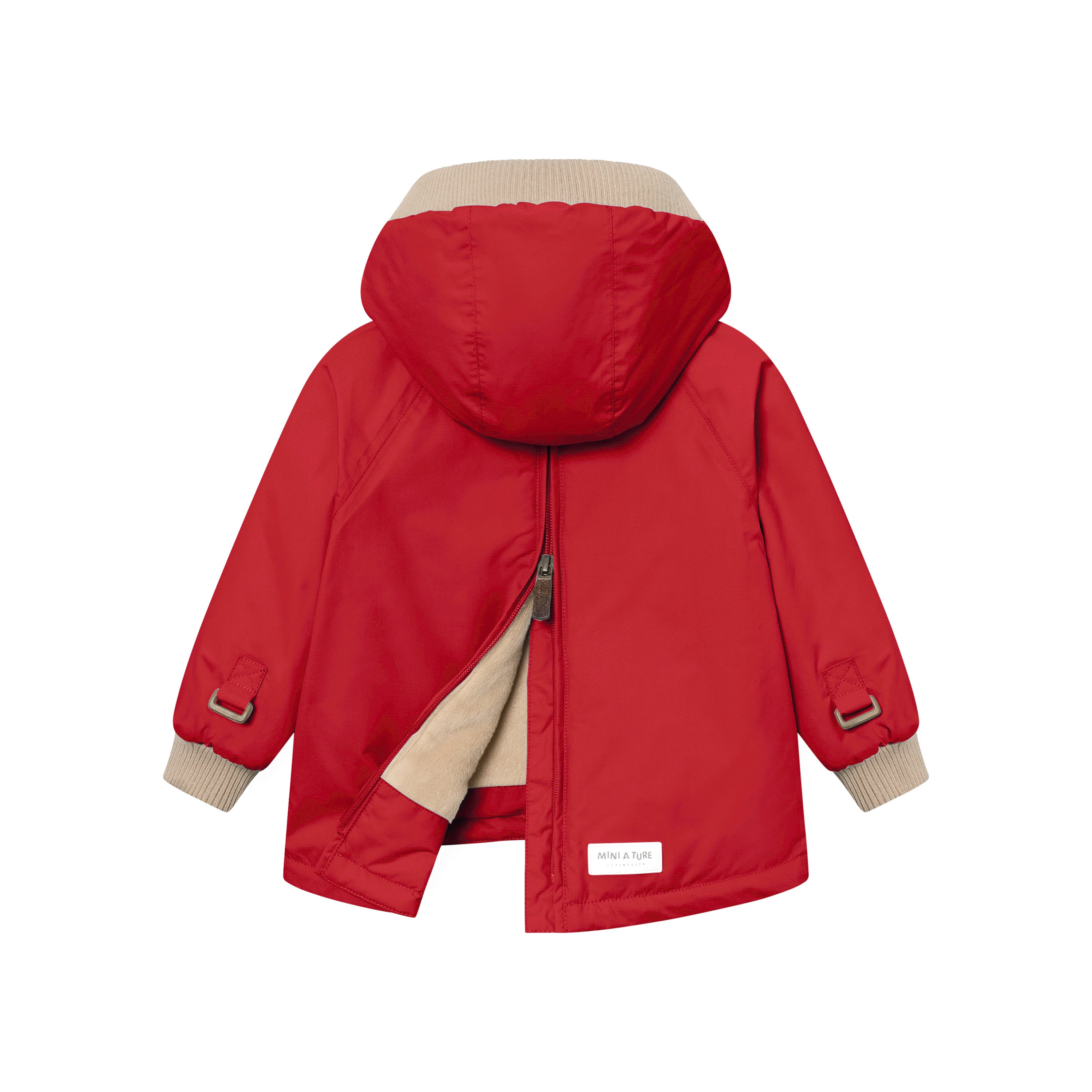 MATBABYWEN fleeceforet vinteranorak i klar rød, fotograferet bagfra med delvist åben ryglynlås, der viser den bløde beige fleece indeni. Den store hætte med beige ribkant, de justerbare stropper med metalspænder ved ærmerne og MINI A TURE-mærket forneden på ryggen er tydeligt synlige.