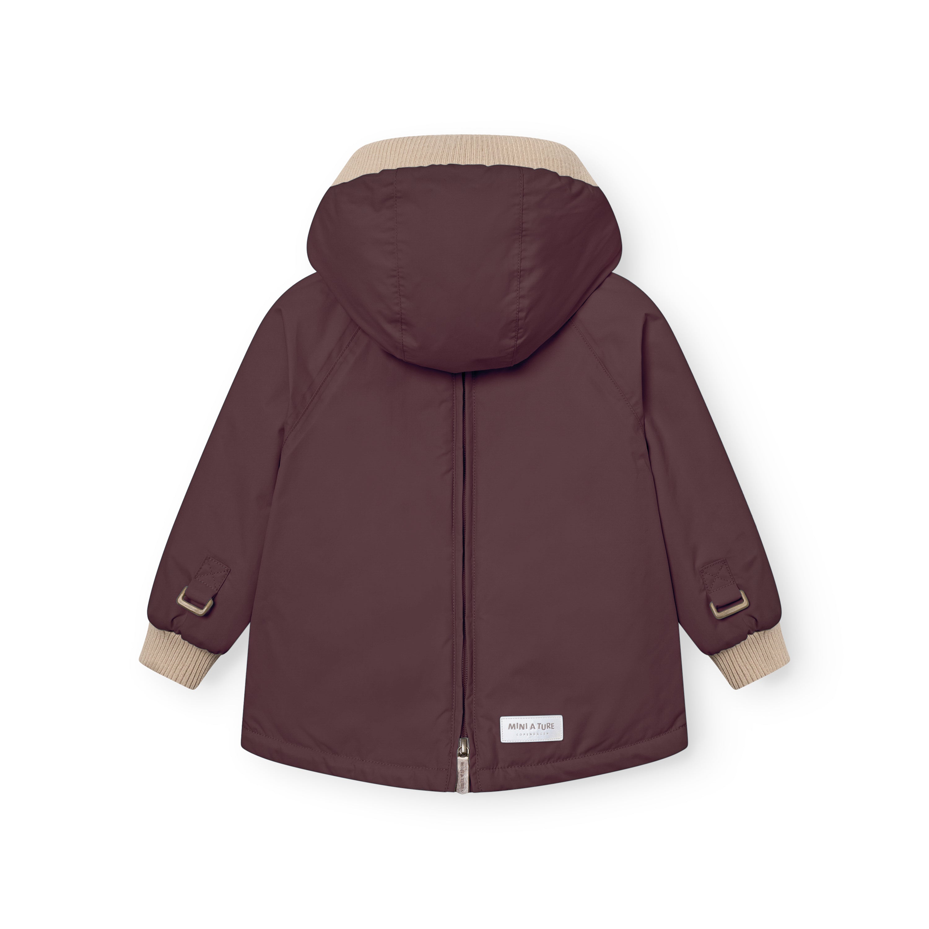 MATBABYWEN fleeceforet vinteranorak i dyb auberginefarve, fotograferet bagfra uden model. Den har lukket ryglynlås, en rummelig hætte med beige ribkant og beige ribmanchetter ved håndleddene. Ved ærmernes underkant sidder justerbare stropper med metalspænder, og MINI A TURE-mærket er placeret centralt forneden på ryggen.