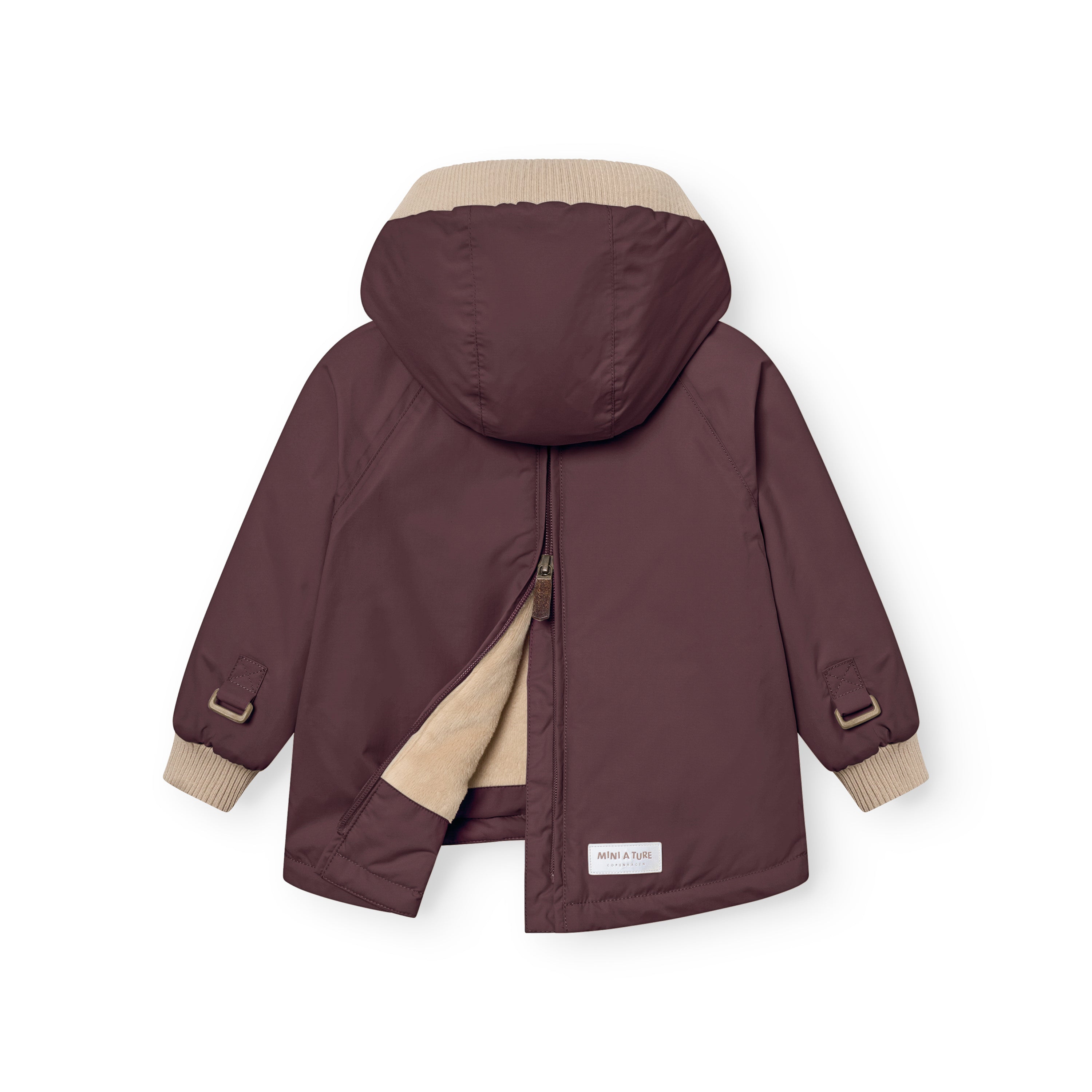 MATBABYWEN fleeceforet vinteranorak i mørk blommefarve set bagfra med lynlåsen på ryggen åben forneden, så det lyse beige fleecefor er synligt. Hætten er stor og rummelig med beige ribkant, og ærmerne afsluttes med beige ribmanchetter. MINI A TURE-mærket sidder centralt forneden på ryggen.