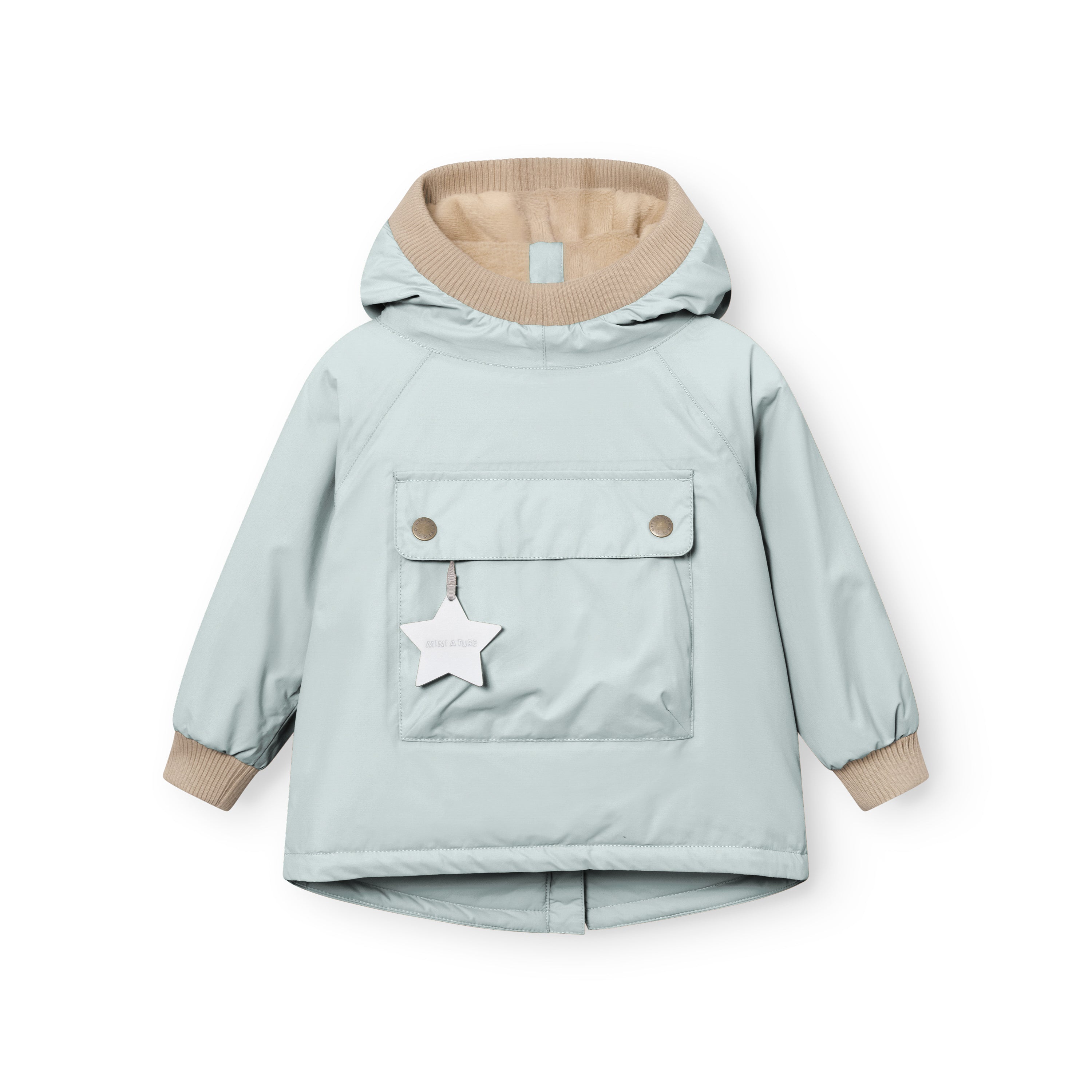 MATBABYWEN fleeceforet vinteranorak i blågrøn med stor hætte, beige ribkanter ved ansigt og håndled samt en stor tryklåspose foran med en hvid stjernerefleks, der hænger fra lommen.