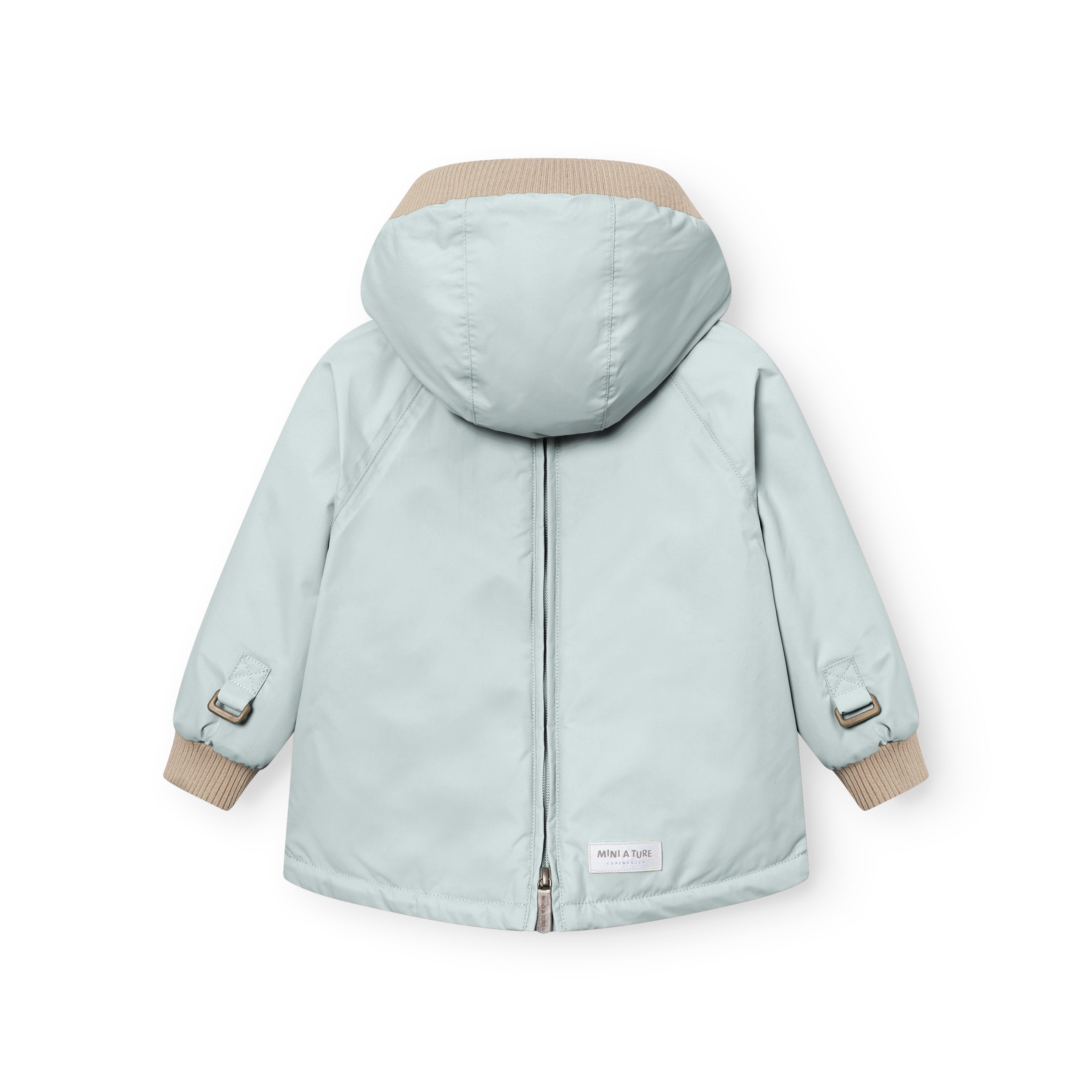 MATBABYWEN fleeceforet vinteranorak i lys mintgrøn set bagfra med lukket lynlås i ryggen, stor hætte med beige ribkant, ribmanchetter ved håndleddene og MINI A TURE-mærket nederst på ryggen.