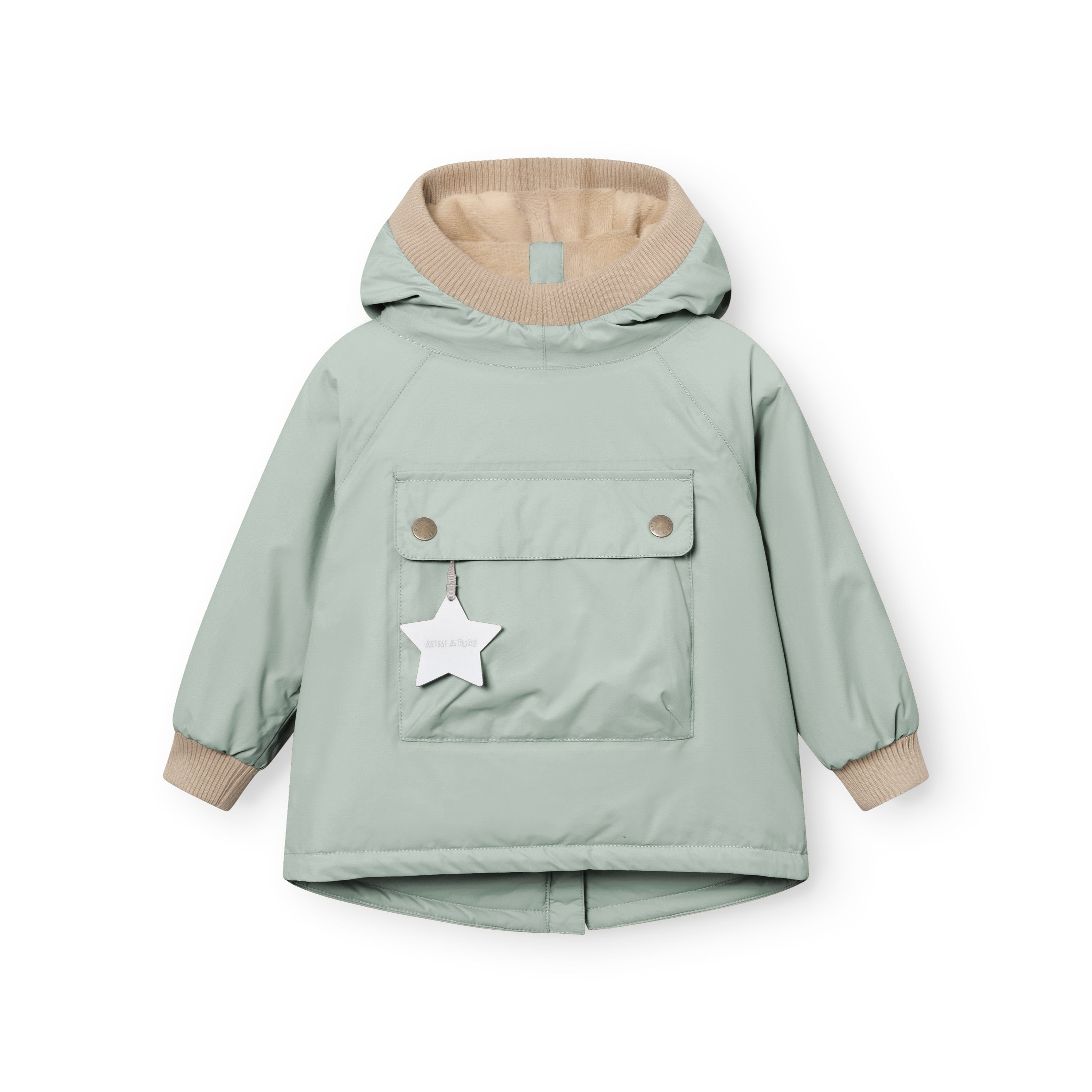 MATBABYWEN fleeceforet vinteranorak i blågrøn mintfarve, fotograferet forfra uden model. Den har en stor hætte med beige ribkant, en bred tryklåslomme på maven med en hvid stjernerefleks, der hænger fra kanten, og beige ribmanchetter ved håndleddene.