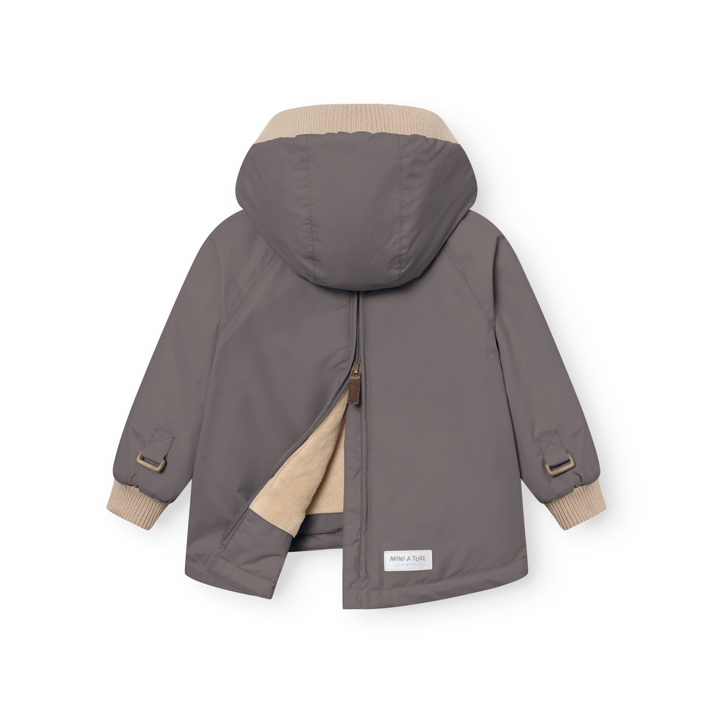 MATBABYWEN fleeceforet vinteranorak i mørk gråbrun, fotograferet bagfra med lynlåsen på ryggen halvt åben, så det bløde beige fleecefor er synligt indeni. Hætten er afsluttet med en bred beige ribkant, og der sidder bronzefarvede justeringsringe ved ærmernes underkant. Håndleddene er afsluttet med beige ribmanchetter.