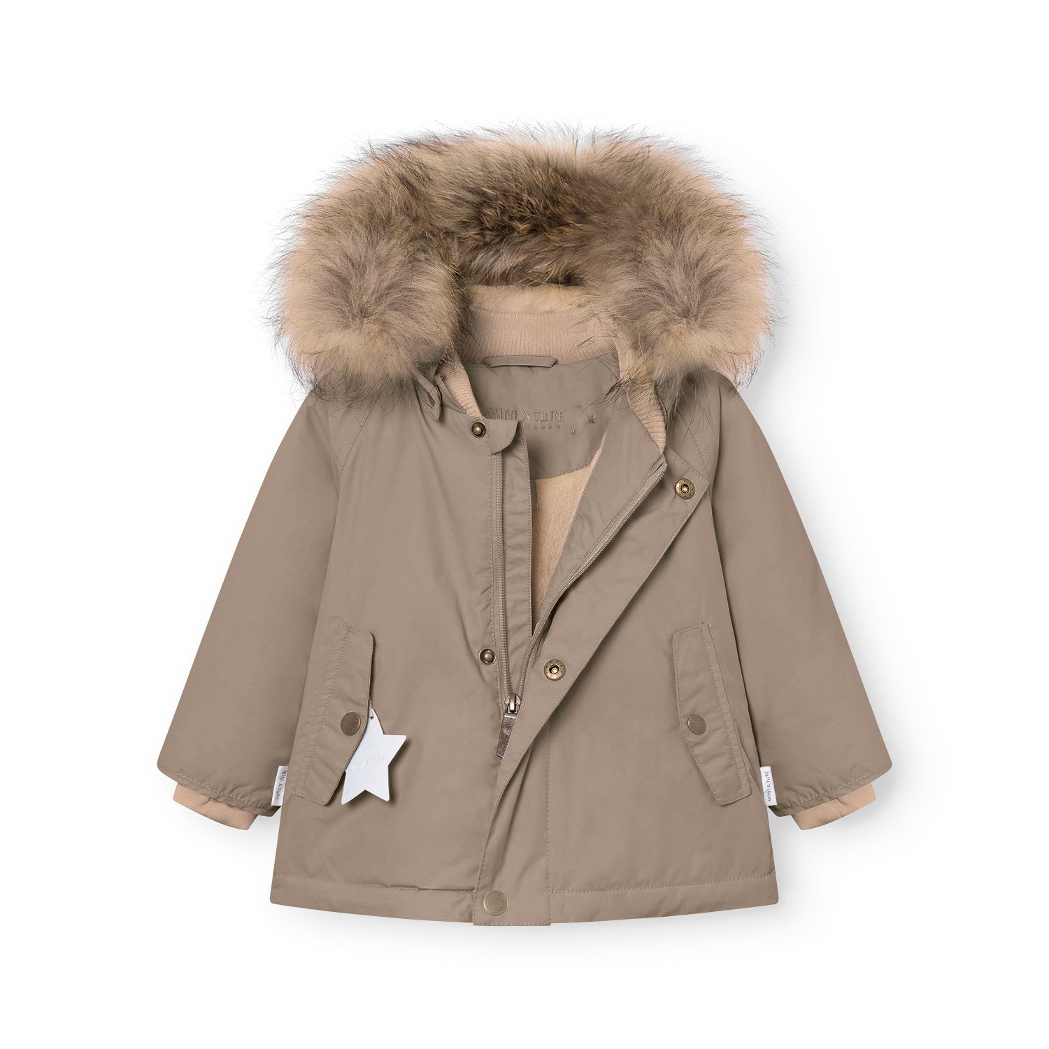 MATWALLY fleeceforet vinterjakke med pels i en varm, støvet beige-brun farve. Den er fotograferet forfra med åben lynlås og åbne lapper, så man kan se det cremefarvede fleecefór og den ribbede halskant. Den voluminøse, lysbrune ægte pelskant løber hele vejen rundt om hætten, beige manchetter stikker frem ved håndleddene, og den hvide refleksstjerne hænger fra højre lommeklap.
