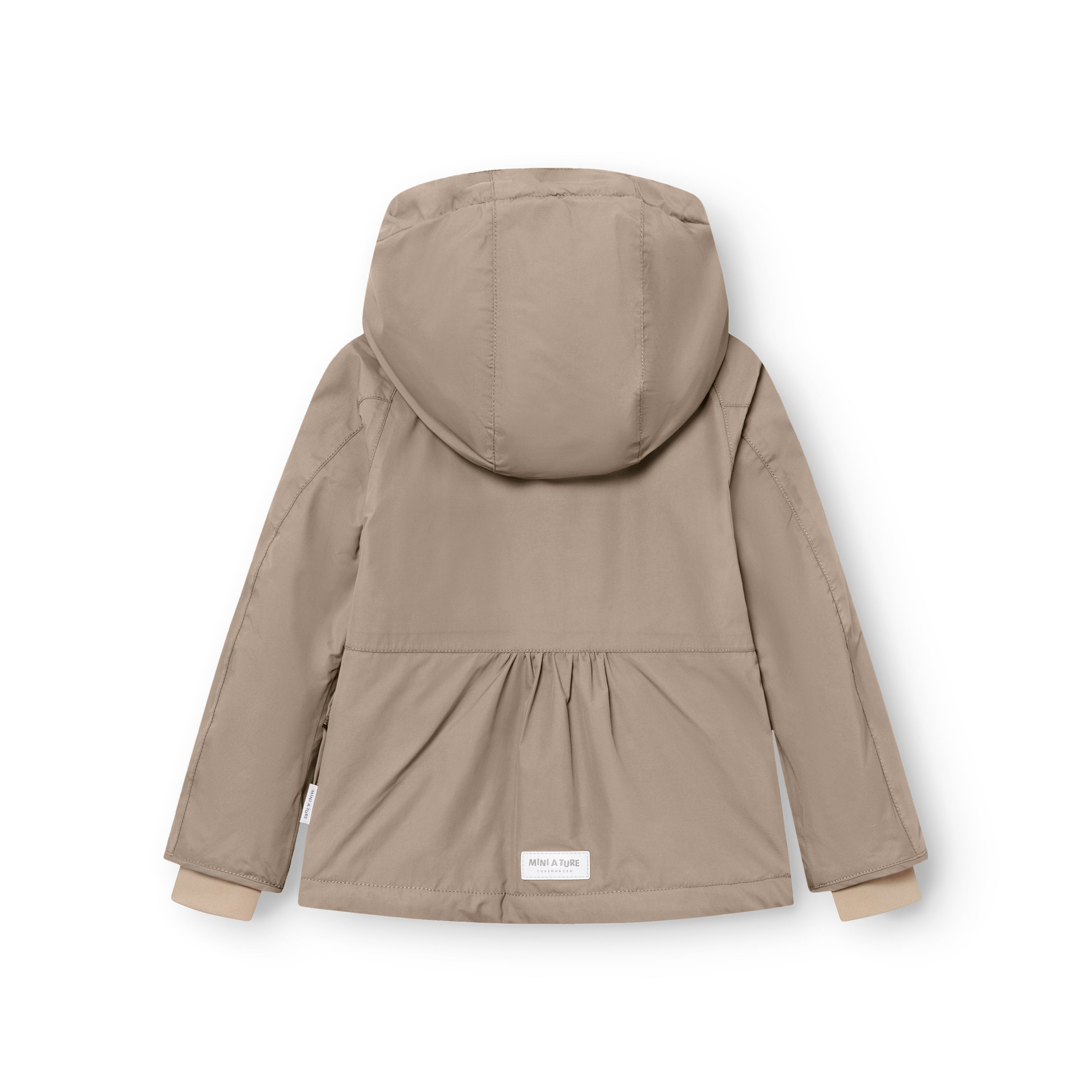 Sandfarvet MATBRIDDINE fleeceforet vinterjakke fra MINI A TURE fotograferet bagfra på hvid baggrund uden hætten oppe. Jakken har synlige rynker ved nederkanten, beige snemanchetter og et hvidt MINI A TURE-mærke centreret nederst på ryggen.