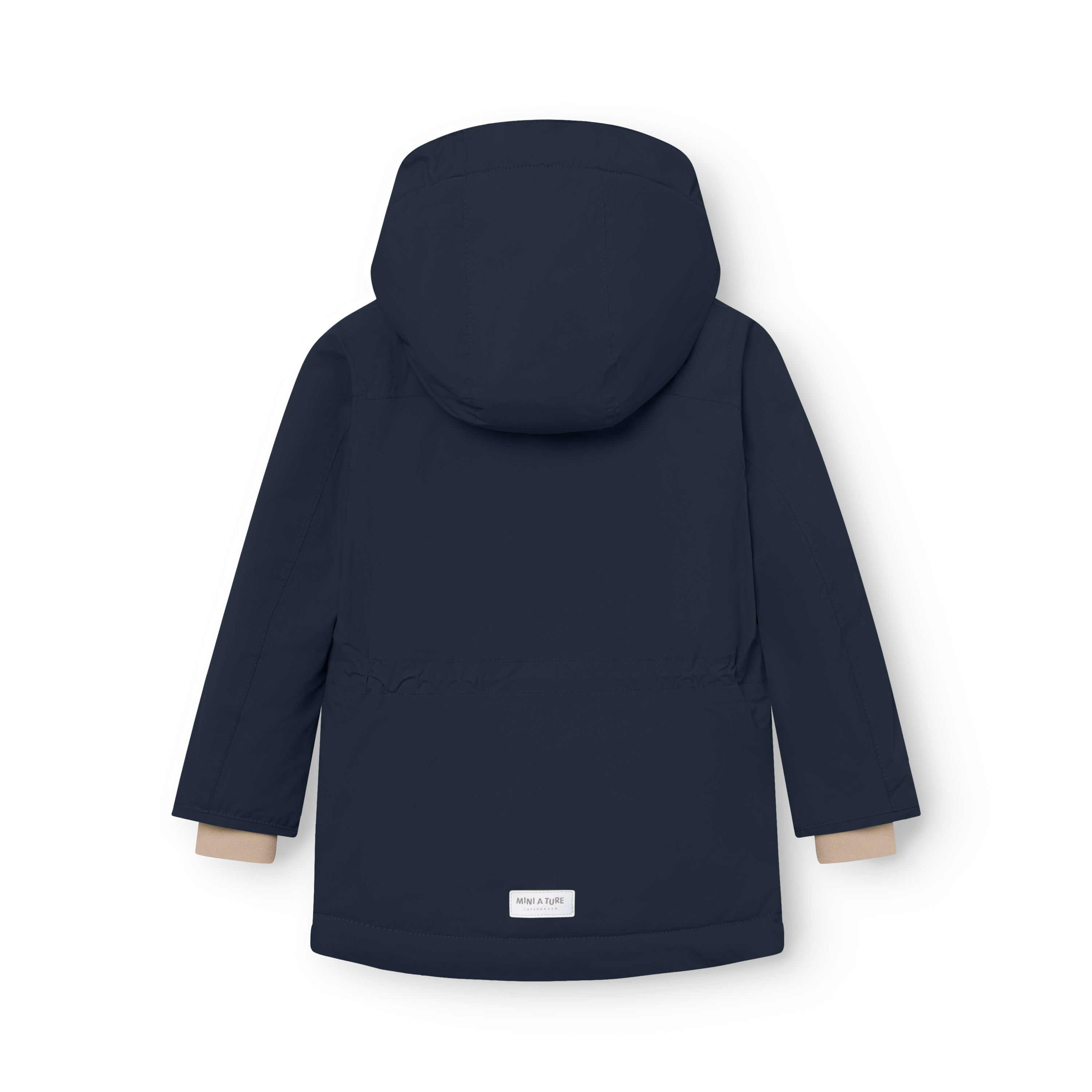 MATKASTORIO fleeceforet vinterjakke i marineblå set bagfra på produktbilledet, hvor den store, aftagelige hætte er trukket op, og de beige snemanchetter er synlige ved håndleddene. MINI A TURE-mærket ses centreret nederst på ryggen, og jakkens parkalignende længde er tydelig.