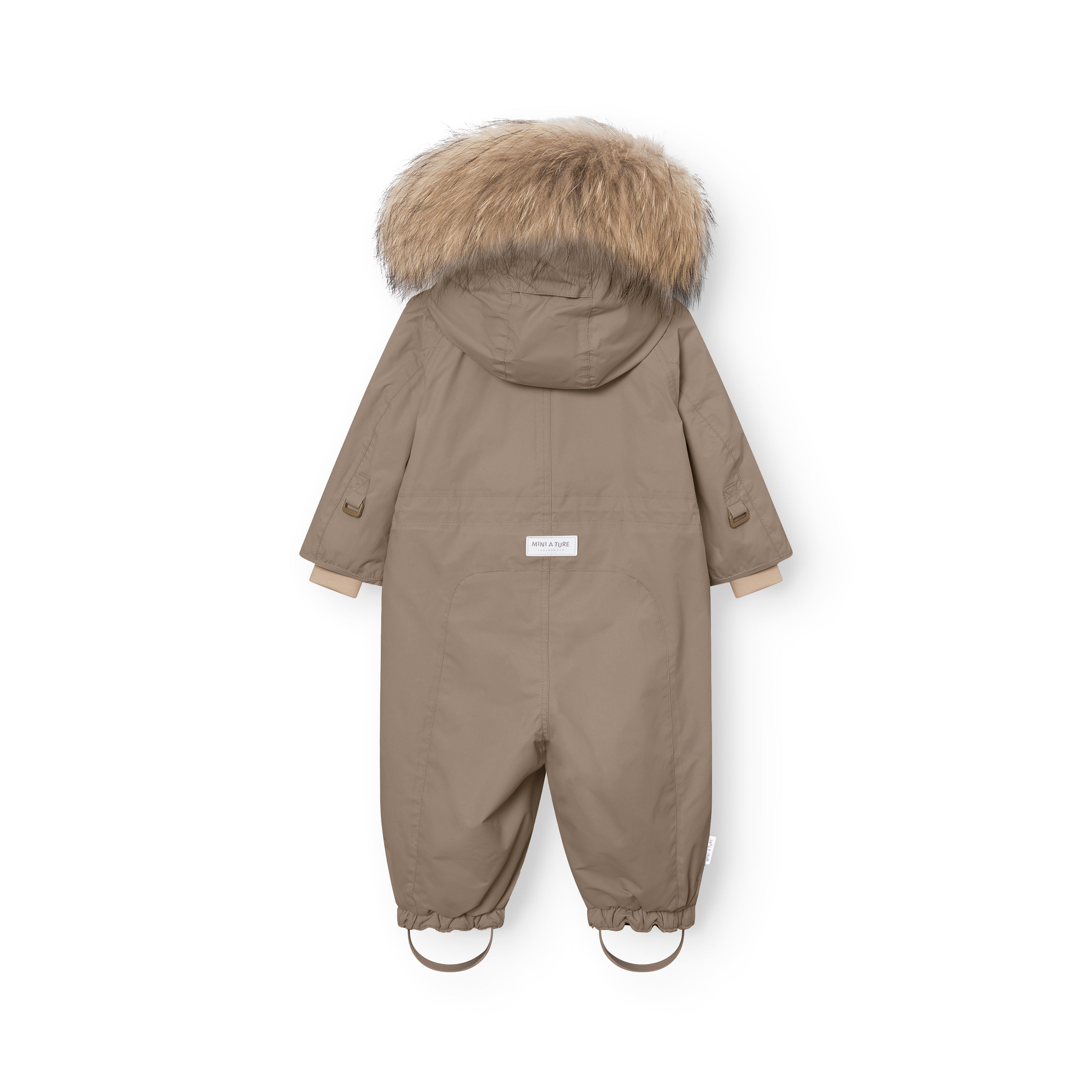 MATWISTI fleeceforet flyverdragt med pels set bagfra i en varm gråbrun/taupe-farve. Den store, naturlige pelskant sidder øverst på hætten, og MINI A TURE-mærkatet er placeret centralt på ryggen. Beige manchetter stikker frem ved håndleddene, og de rynkede bukseben med synlige fodstropper ses ved begge ankler.