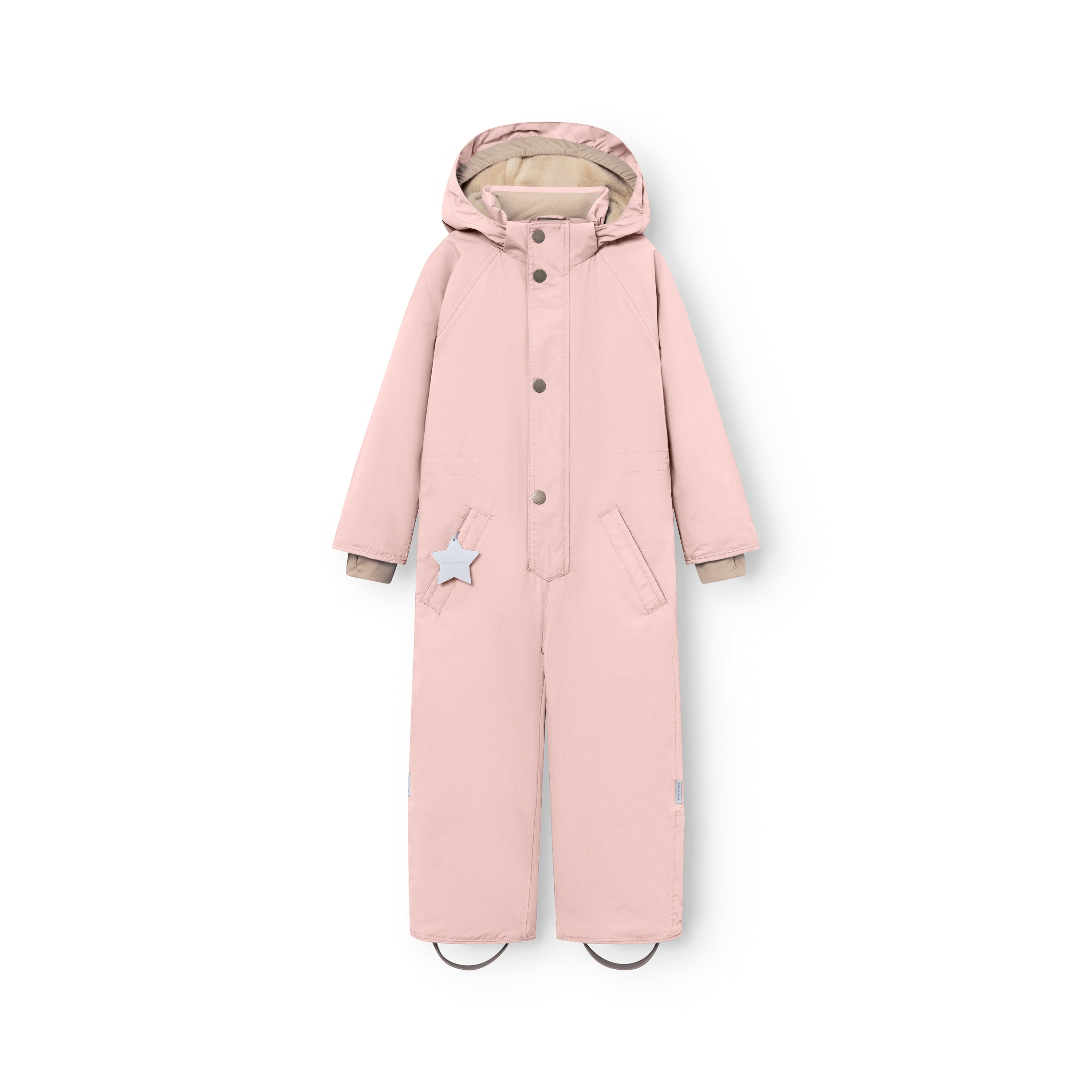 MATWANNI fleeceforet flyverdragt i rosa yderstof, fotograferet forfra på hvid baggrund med hætten oppe og fronten lukket med trykknapper. Refleksstjernen sidder på den venstre lomme, det beige fleecefór er synligt i hættekanten, og fodstropperne hænger ned fra begge ben.