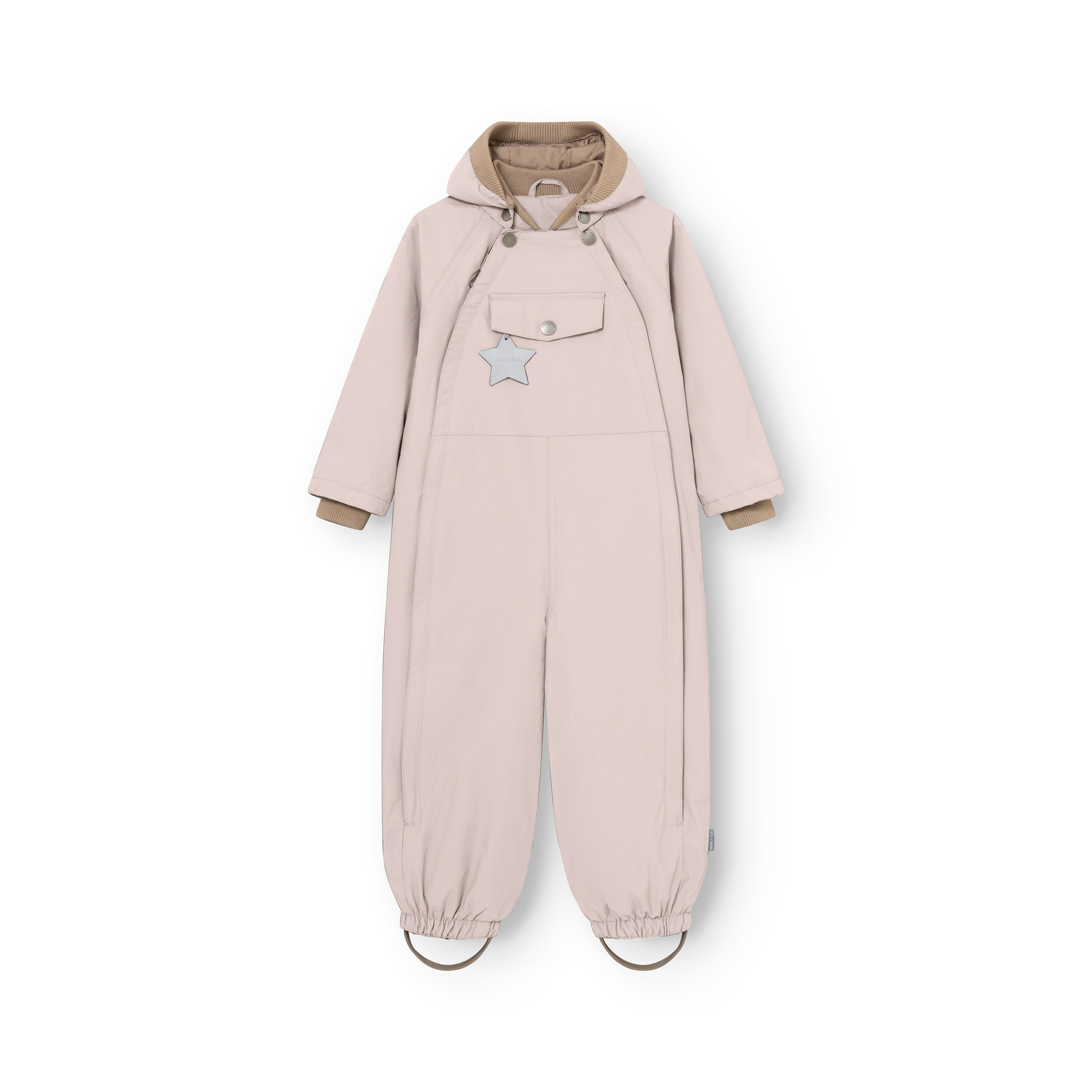 MATWISTO all season heldragt i farven Adobe Rose, fotograferet forfra på hvid baggrund. Den har aftagelig hætte, beige ribkanter ved ærmer og hals, brystlomme med refleksstjerne samt fodstropper ved buksebenene.