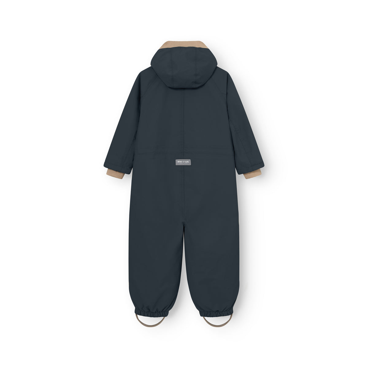 
MATWISTO all season-heldragt i farven Ombre Blue, set bagfra på hvid baggrund. Den mørkeblå heldragt har aftagelig hætte, beige ribkanter ved ærmerne, MINI A TURE-mærke på ryggen og elastiske ben med fodstropper.
