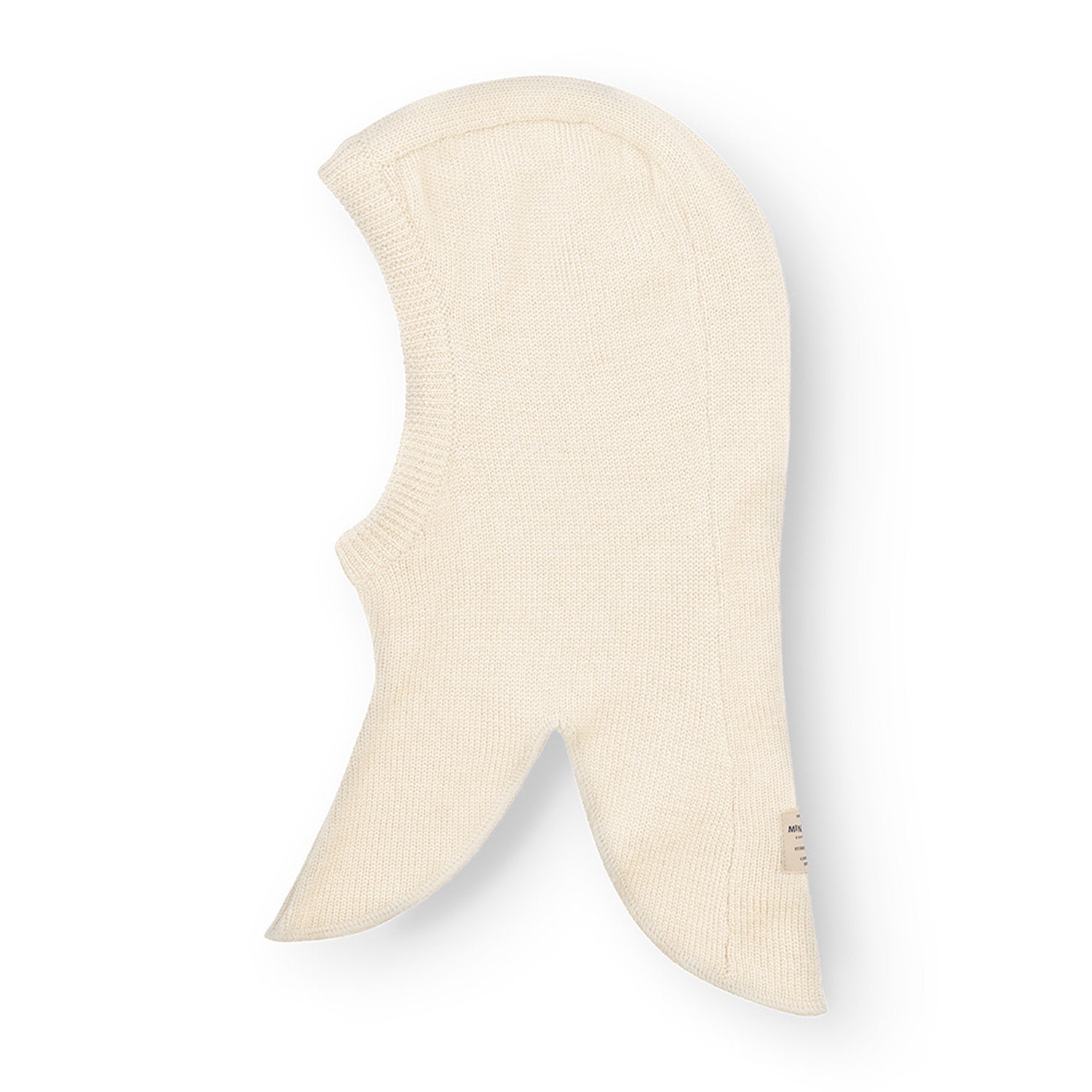 MATKEA let elefanthue i offwhite merinould, fotograferet fladt. Den har den klassiske form, der dækker ører, nakke og skuldre, og på den ene skulderflap ses det lille MINI A TURE-label.