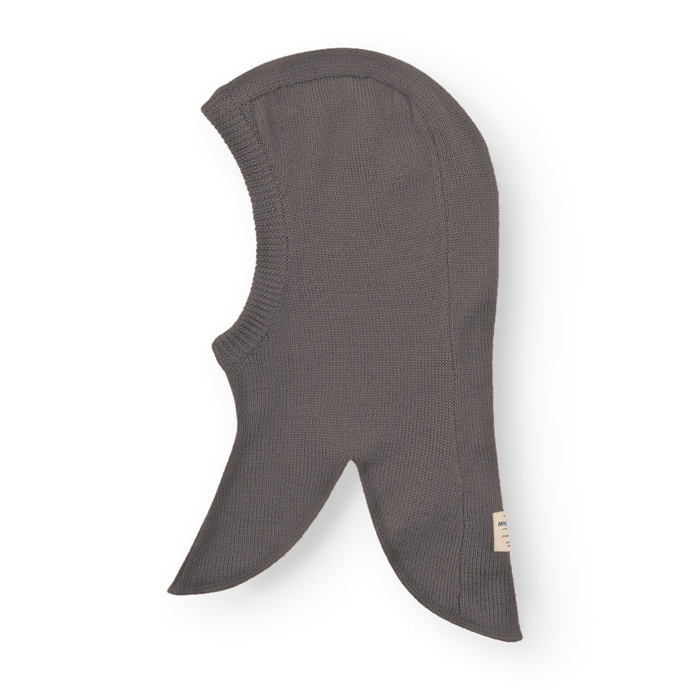 MATKEA let elefanthue i mørk gråbrun merinould, fotograferet forfra mod hvid baggrund. På billedet ses den ribstrikkede ansigtsåbning og de to spidse skulderflapper med MINI A TURE-label tydeligt.