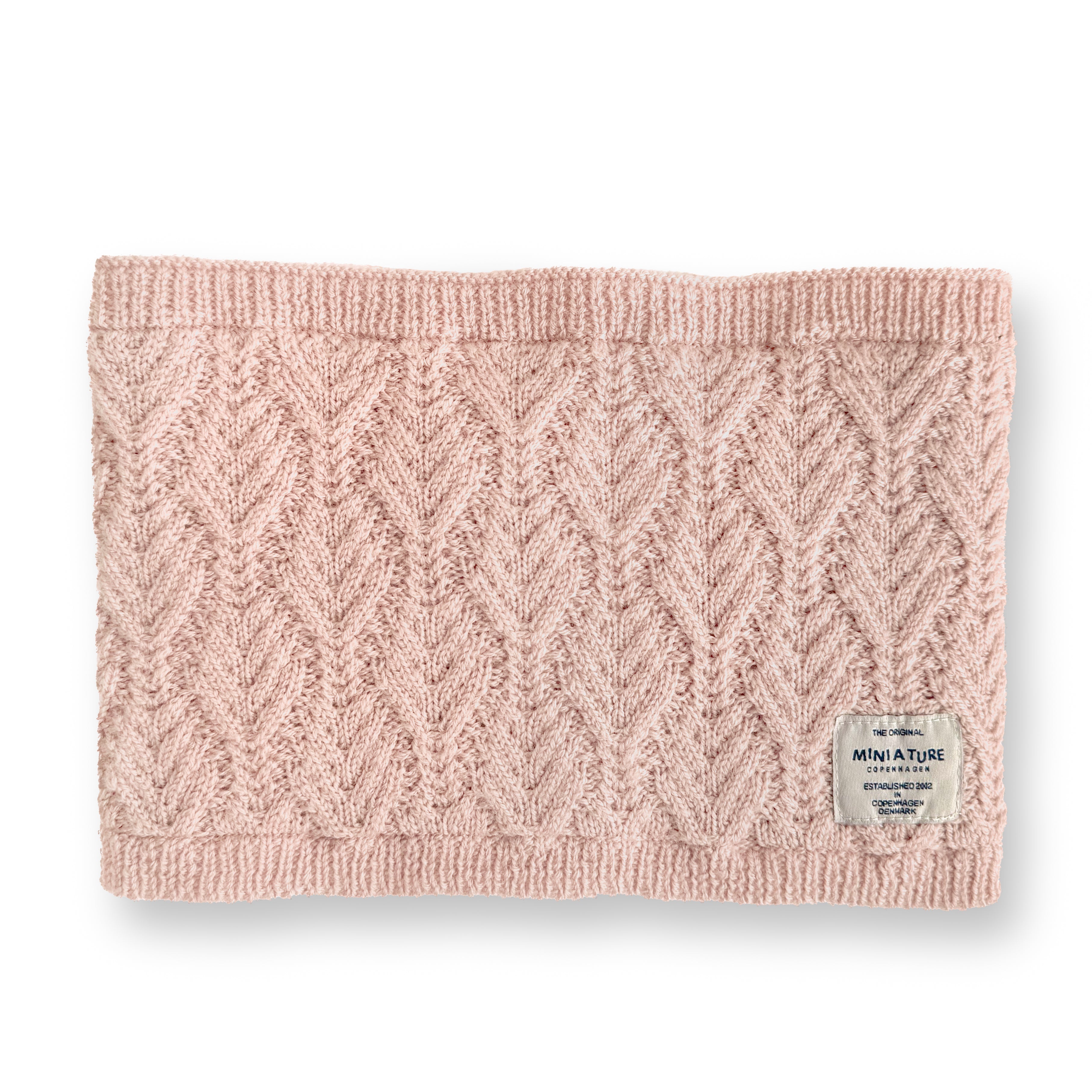 MATGOI fleeceforet halsedisse i rosa merinould med et bølget chevronmønster i strik og smalle ribkanter øverst og nederst. Produktet er fotograferet sammenfoldet oppefra på en hvid baggrund med MINI A TURE-label i nederste højre hjørne.