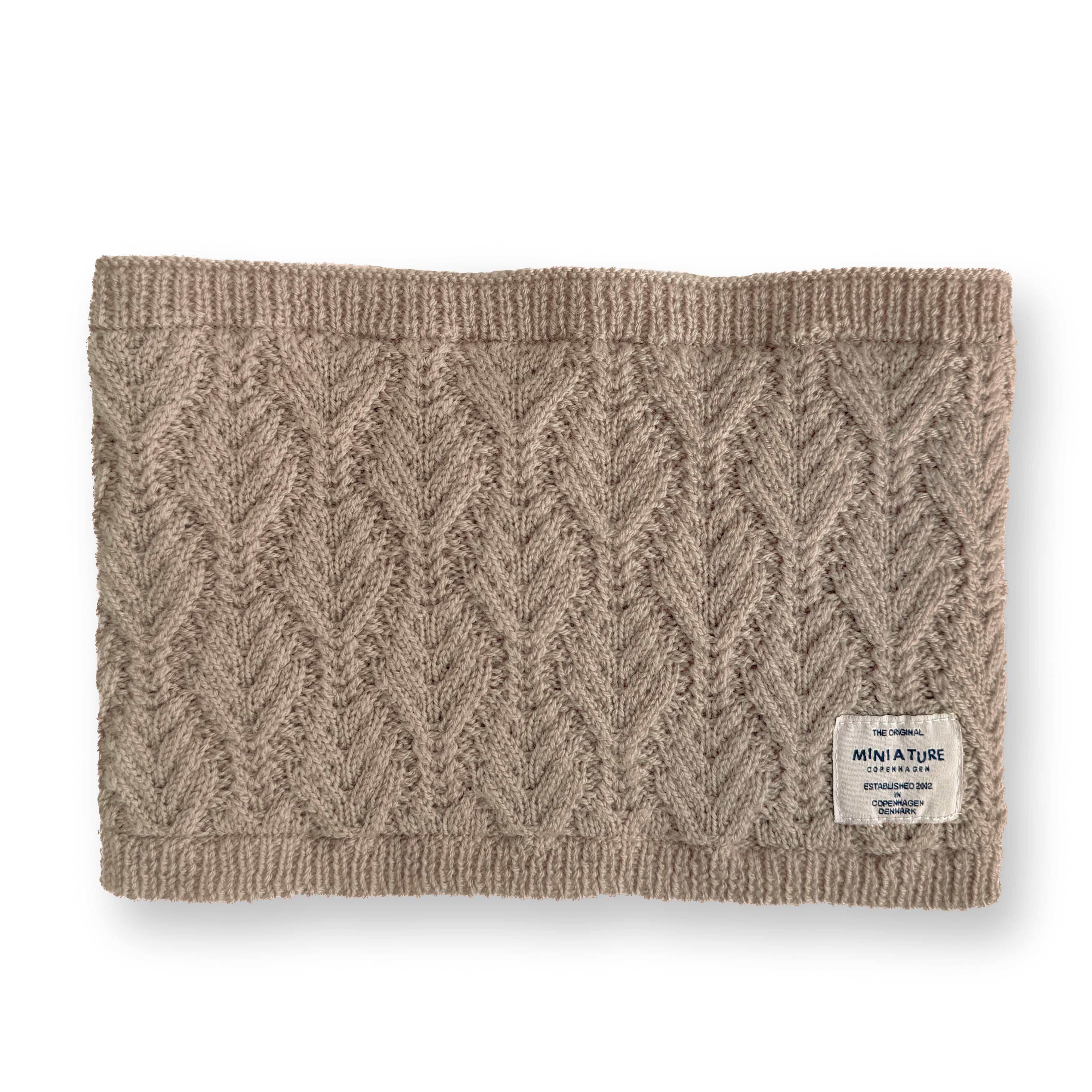 MATGOI fleeceforet halsedisse i varm beige merinould med chevronmønster i strik og ribkanter øverst og nederst. Fotograferet fladt på hvid baggrund med MINI A TURE-label i nederste højre hjørne.