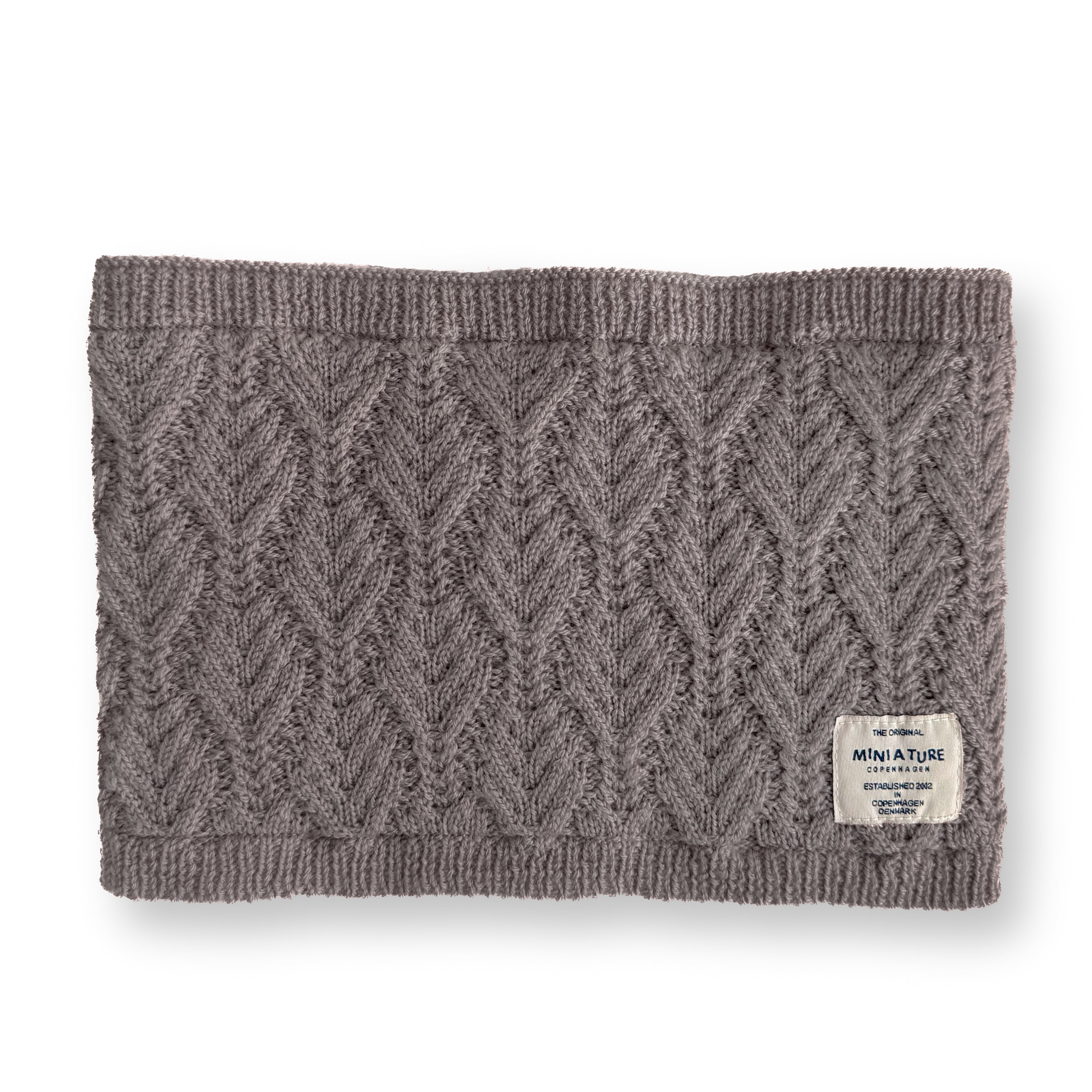 MATGOI fleeceforet halsedisse i gråbrun merinould med tæt herringbone-mønster i strik og brede ribkanter foroven og forneden. Fotograferet oppefra på hvid baggrund med MINI A TURE-label i nederste højre hjørne.