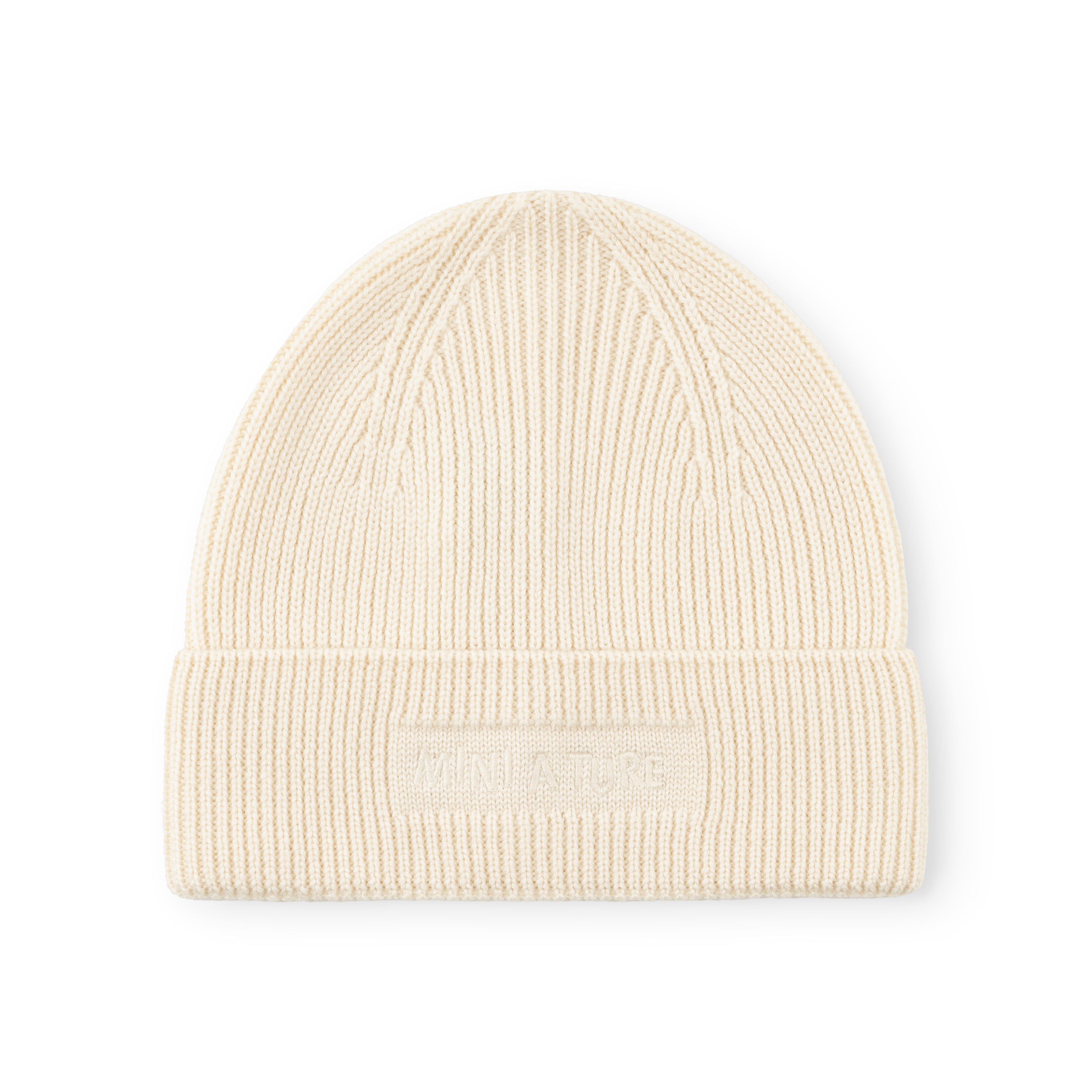 MATBOJE-hue i cremefarvet offwhite merinould, fotograferet forfra mod hvid baggrund. Den har en bred, foldet kant og et næsten usynligt tone-i-tone MINI A TURE-logo placeret centralt på kanten.
