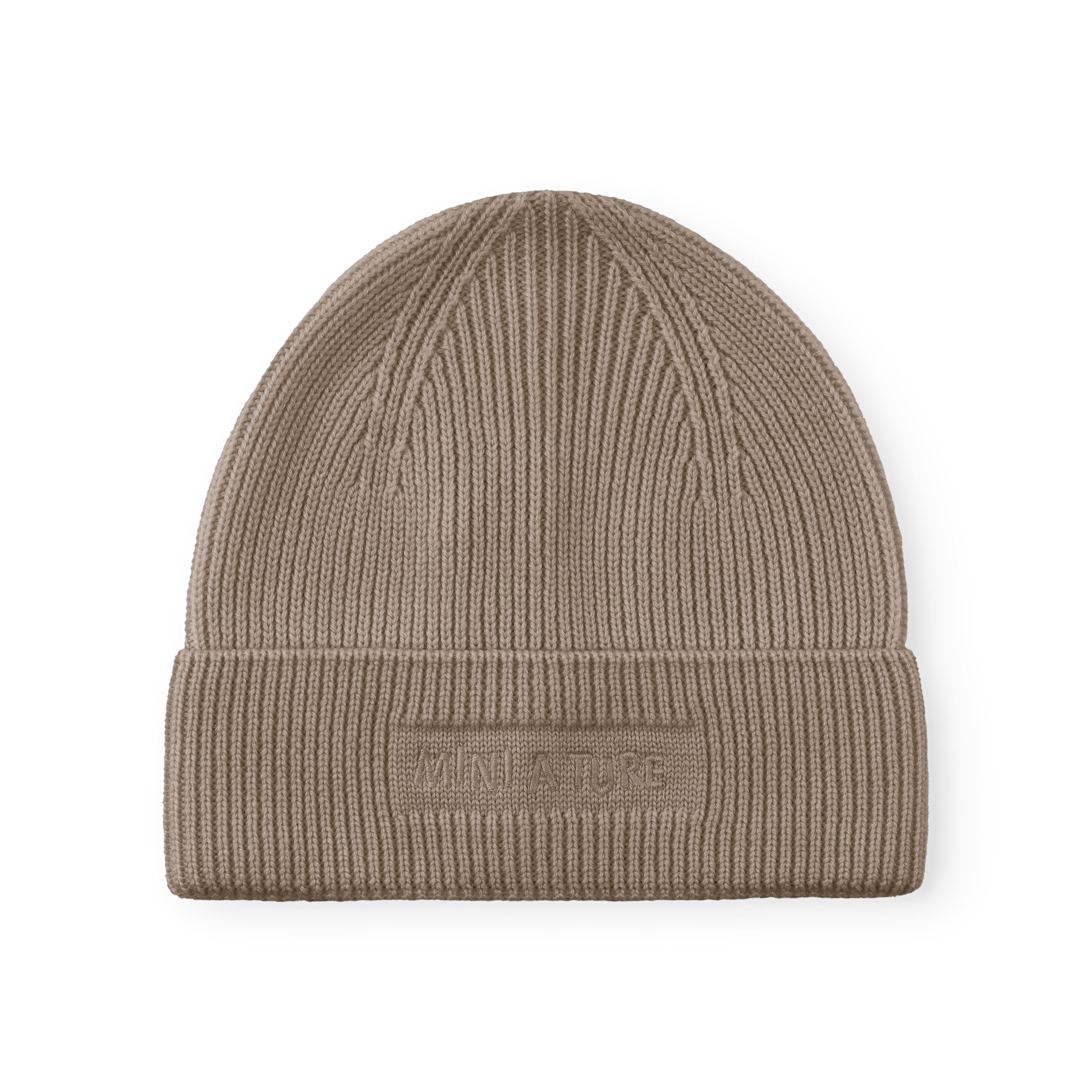 MATBOJE-hue i varm beige merinould set forfra mod hvid baggrund. Den har en tydelig ribstrikket struktur fra top til bund og et diskret tone-i-tone broderet MINI A TURE-logo, der er centreret på den brede, foldede kant.