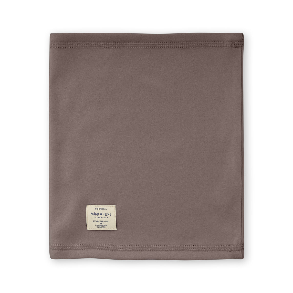 MATAKON let fleece-halsedisse til børn i farven Rabbit Plum, vist fladt oppefra med MINI A TURE-mærket synligt forneden på den rørformede halsedisse i en varm lilla-brun nuance.