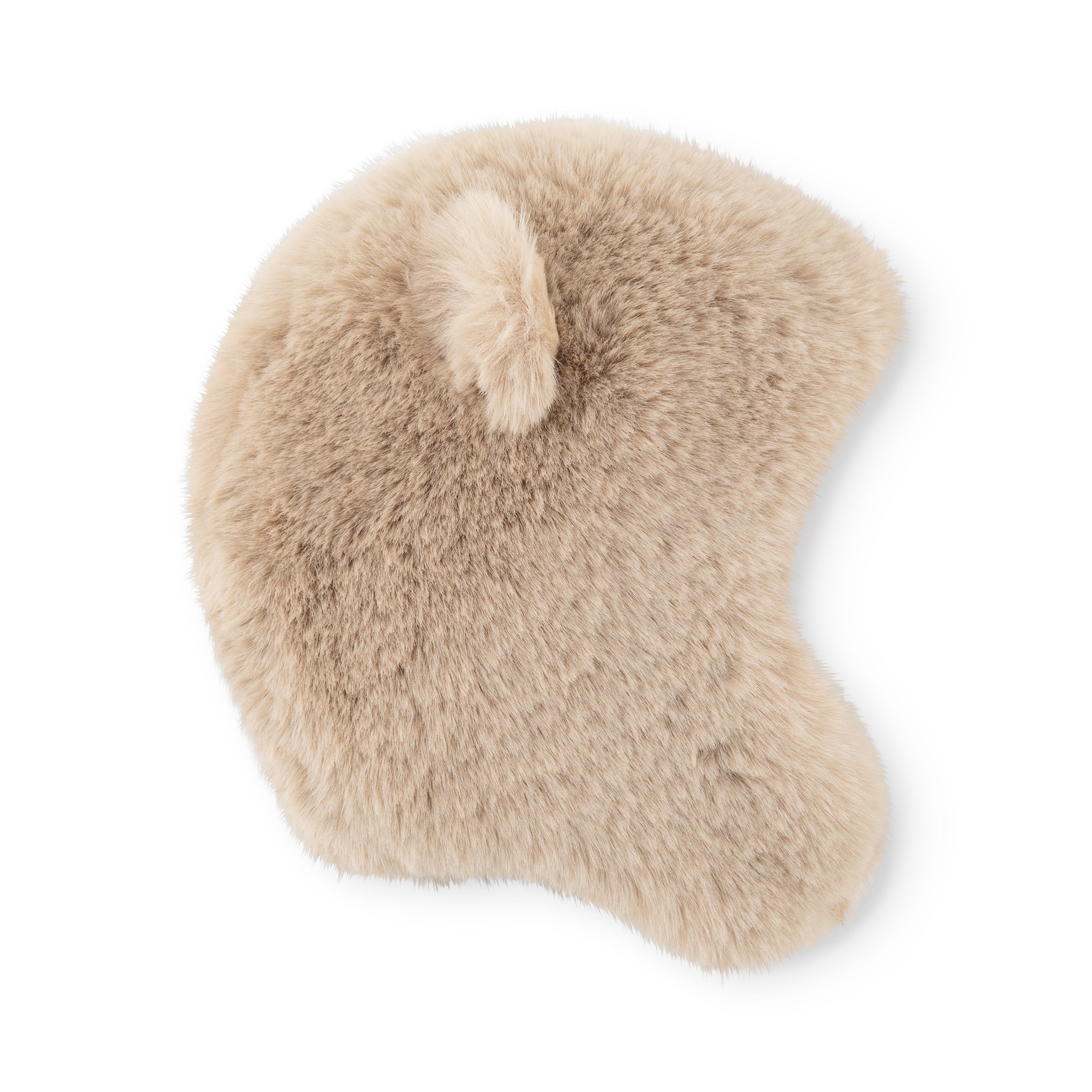 MATLIEN bjørnehue i beige med fleecefor i vinterudgave set fra siden, hvor den bløde, tætte fleecetekstur og det lille bjørneøre øverst tydeligt ses. Huens forlængede øreklapper dækker ørerne helt.