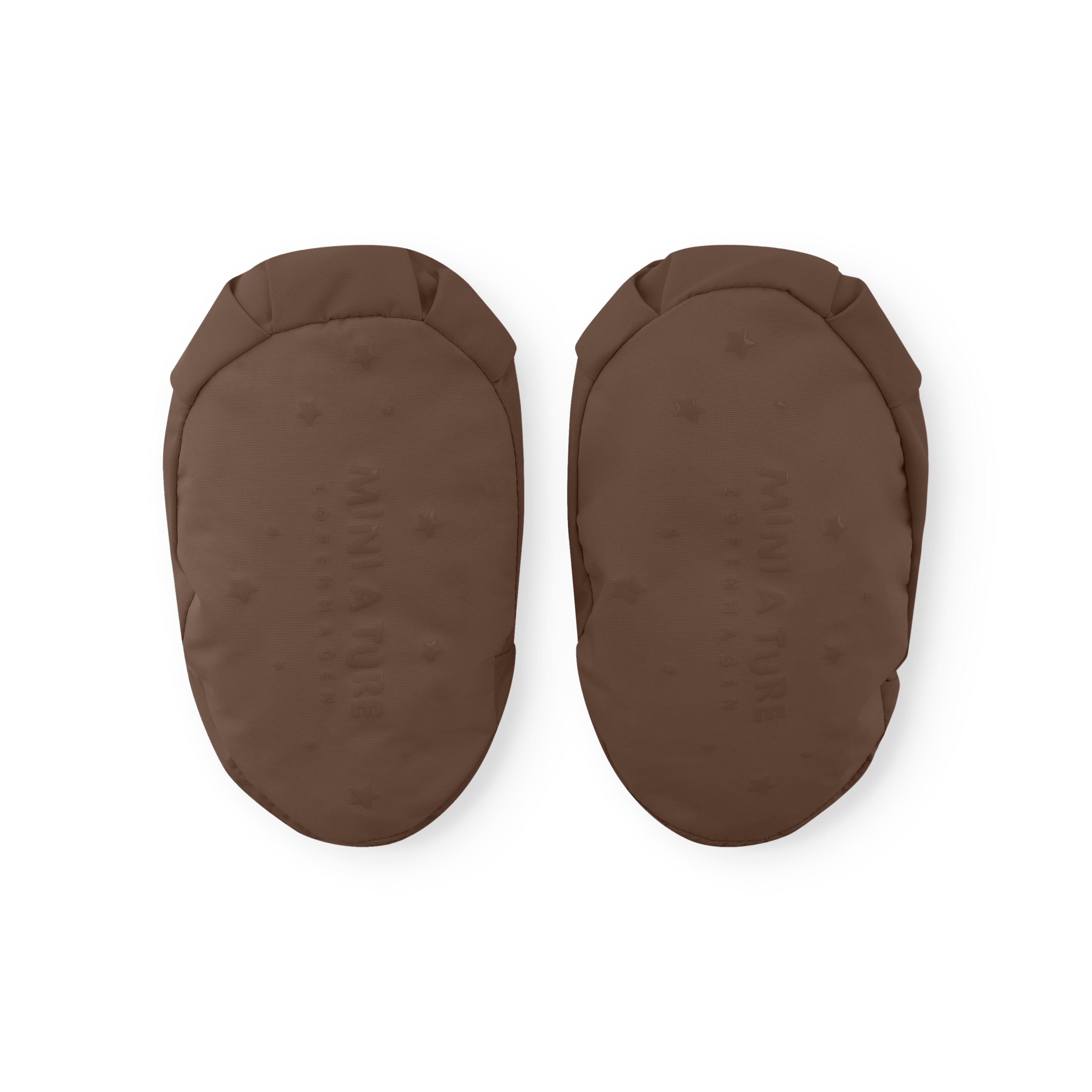 Et par MATWINN fleeceforede vintersokker i varm chokoladebrun, fotograferet direkte ovenfra med sålerne vendt opad på hvid baggrund. Det prægede logo midt på sålerne og det let rynkede elastikbånd øverst ved begge sokkers åbning er tydeligt synlige.