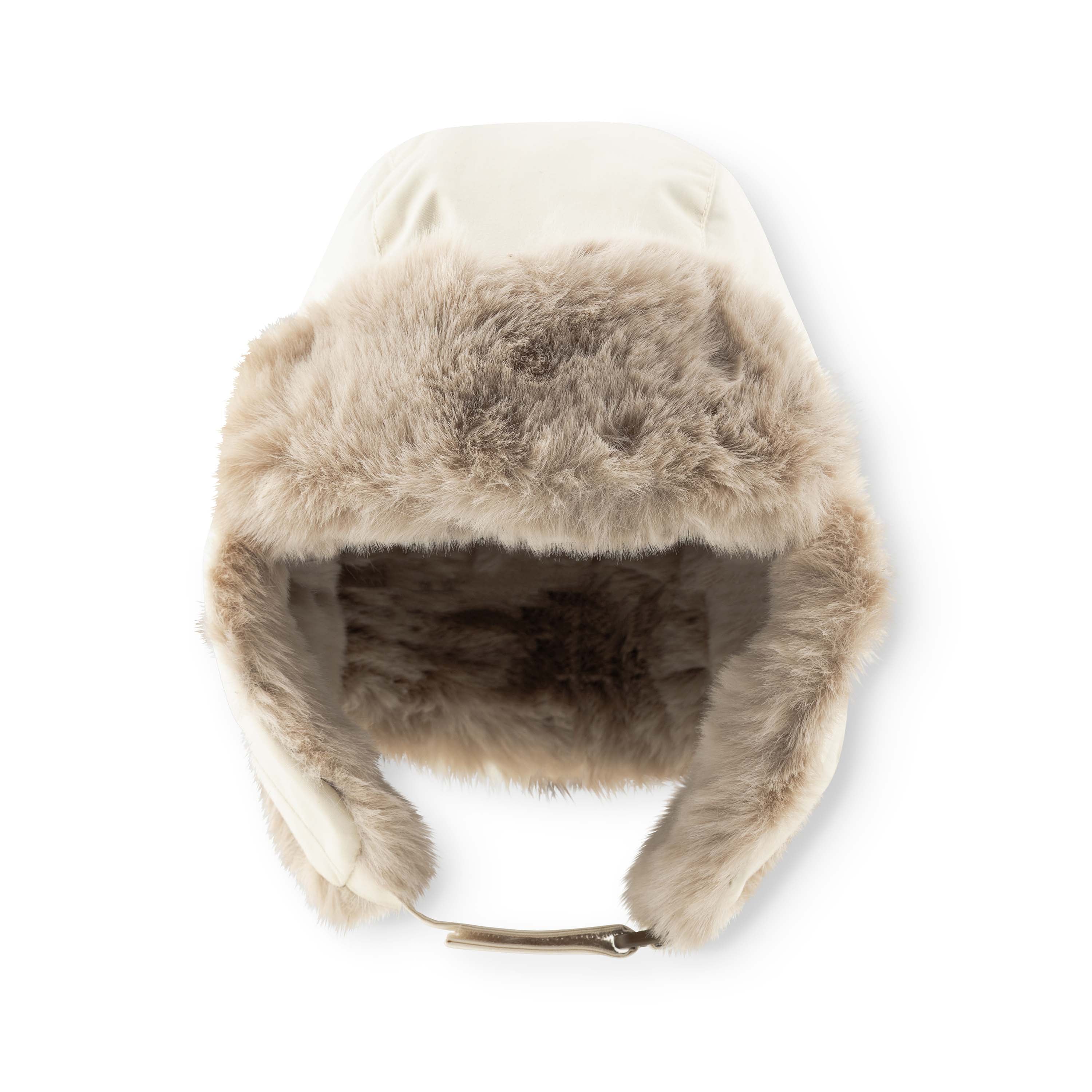 MATCRISTER teddyforet vinterhue i råhvid, fotograferet forfra og let oppefra mod hvid baggrund. Det tætte, gråbrune teddyfleece dækker hele forsiden og udfylder øreklapperne, mens en lys velcrostrop med metalspænde er synlig i bunden af huen.