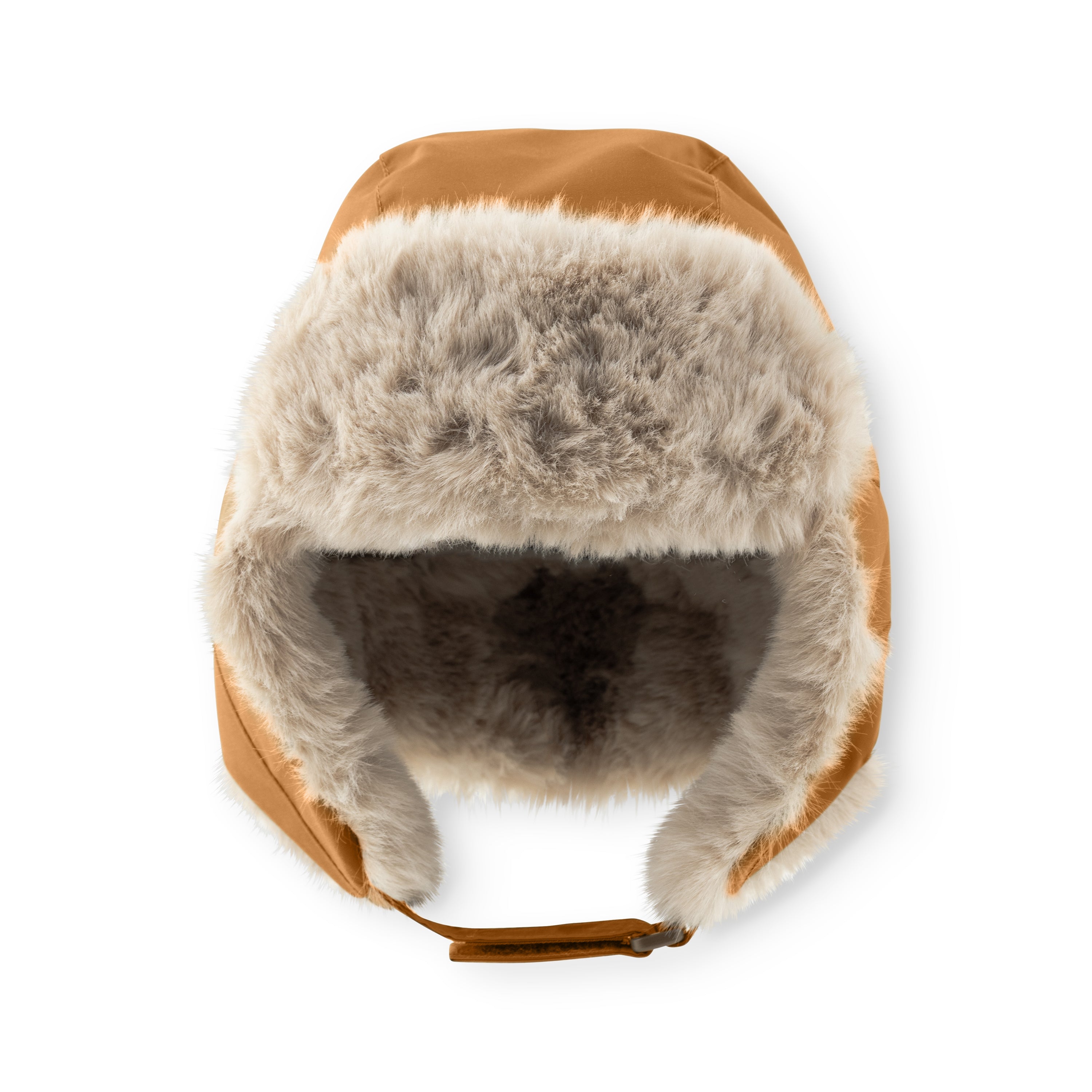 MATCRISTER teddyforet vinterhue i varm karamelfarve, fotograferet forfra og lidt oppefra. Det bløde, gråbeige teddyfleece-for fylder hele indersiden og øreklapperne, mens velcrostroppen hænger ned forneden mod en hvid baggrund.