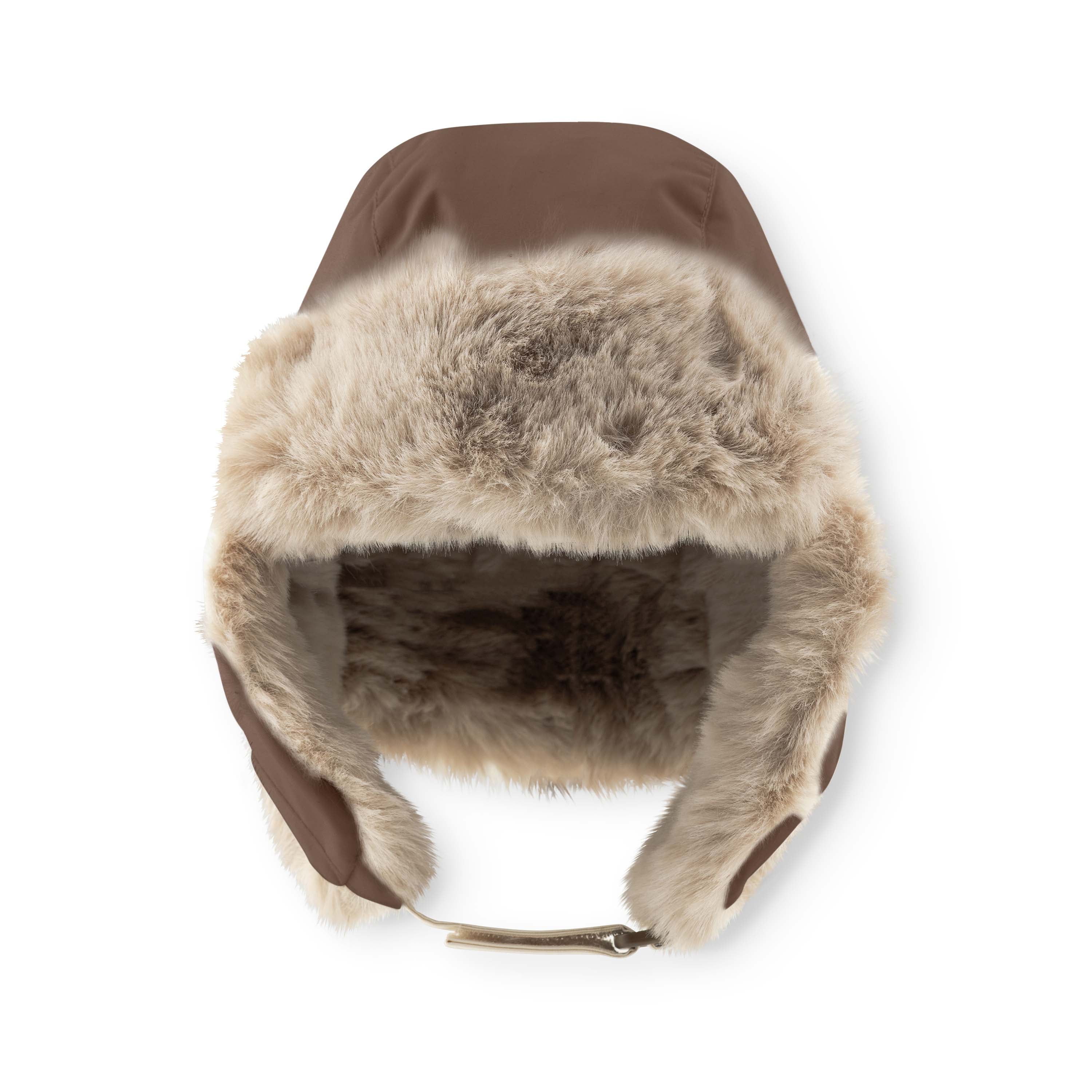 MATCRISTER teddyforet vinterhue i varm brun, fotograferet direkte ovenfra mod hvid baggrund. Det tætte, sandbeige teddyfleece fylder hele indersiden og fortsætter ned langs de brede øreklapper, mens en brun velcrostrop med metalspænde er synlig i bunden af huen.