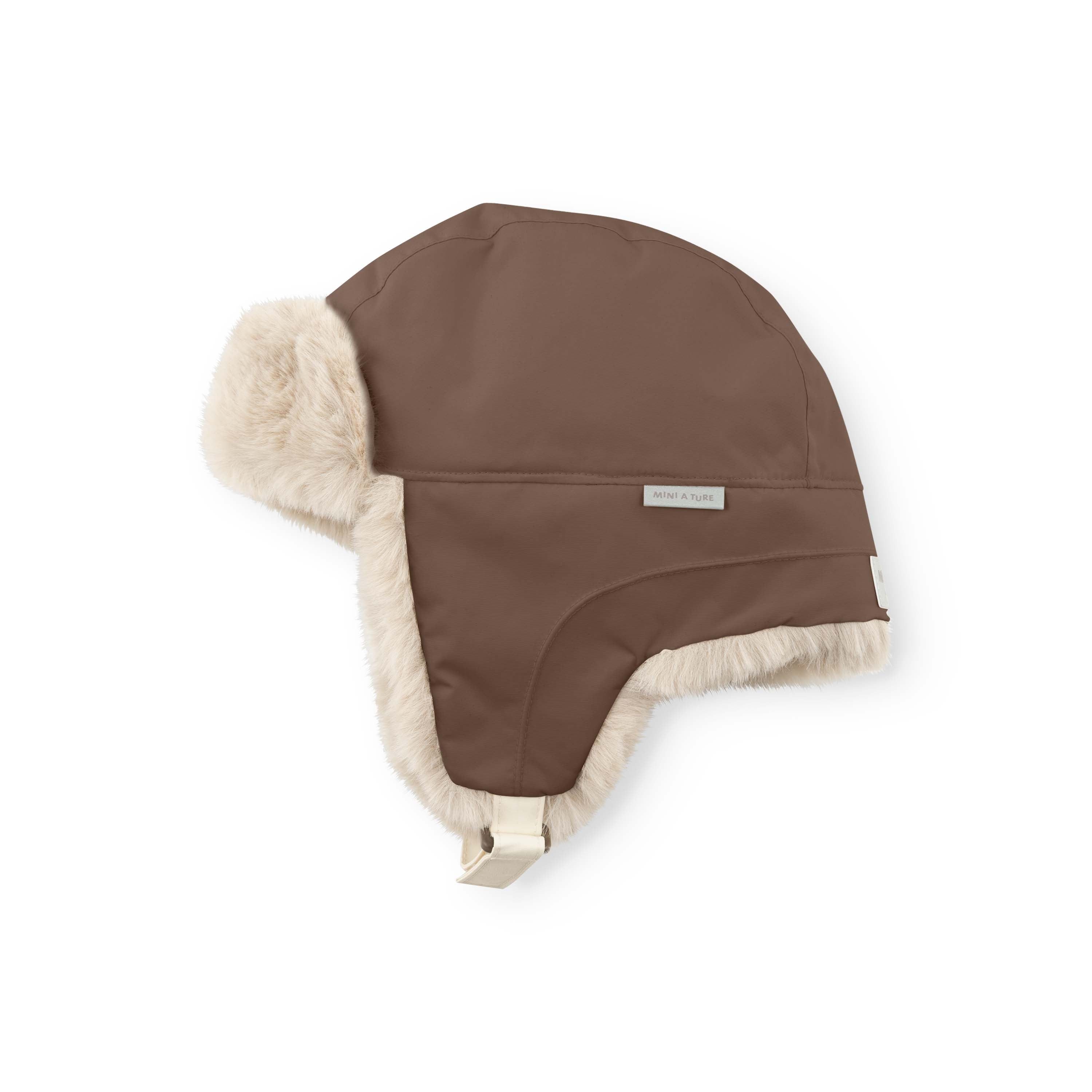 MATCRISTER teddyforet vinterhue i varm chokoladebrun, fotograferet fra skrå side mod hvid baggrund. Det glatte yderstof af genanvendt nylon dækker toppen og siderne, mens et tykt, cremefarvet teddyfleece løber langs hele kanten af øreklapperne. Forneden ses en lys velcrostrop med metalspænde.