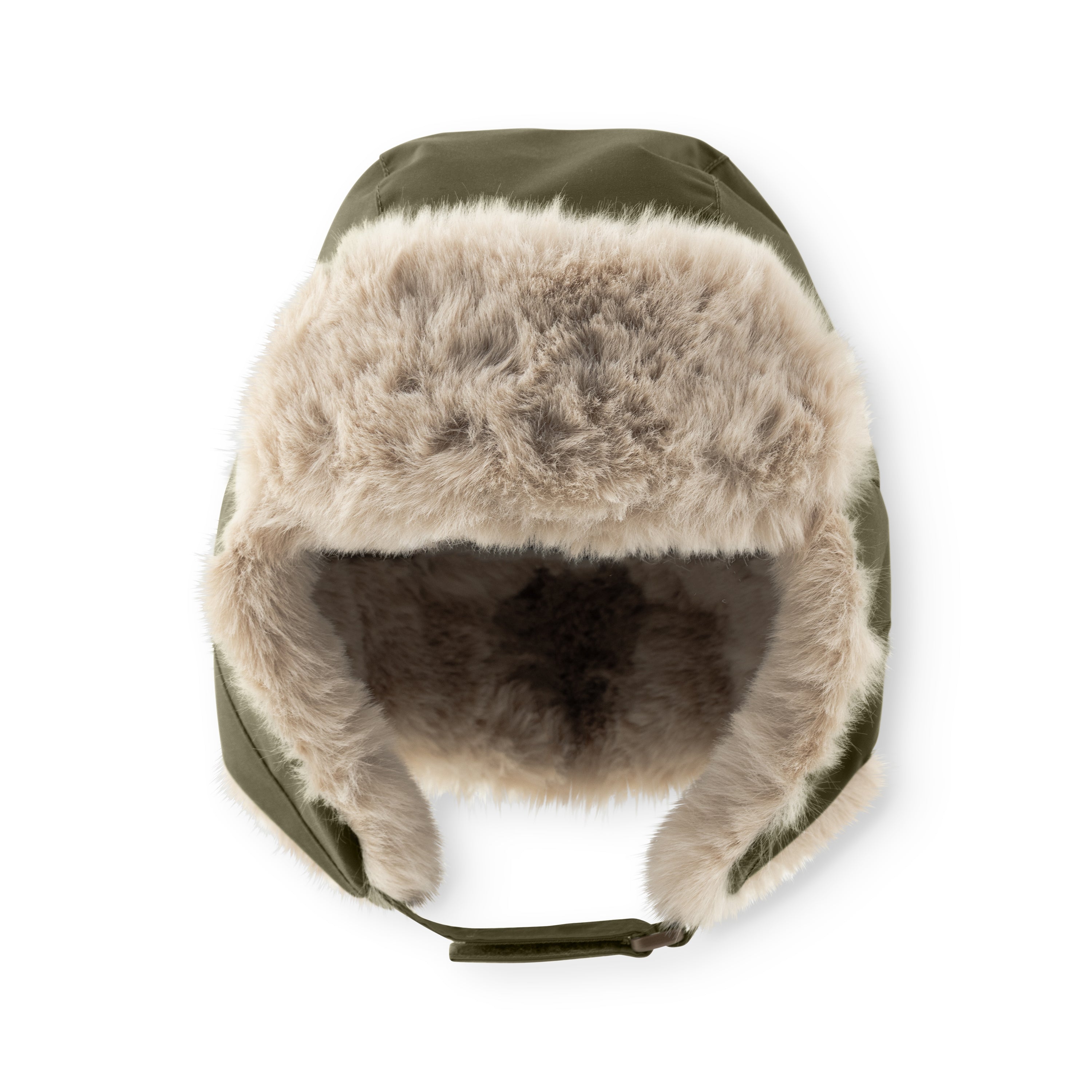 MATCRISTER teddyforet vinterhue i olivengrøn, fotograferet direkte forfra mod hvid baggrund. Den har et blødt, gråbeige teddyfleece, der fylder hele indersiden og breder sig ned over de brede øreklapper. I bunden af huen ses en olivengrøn velcrostrop.