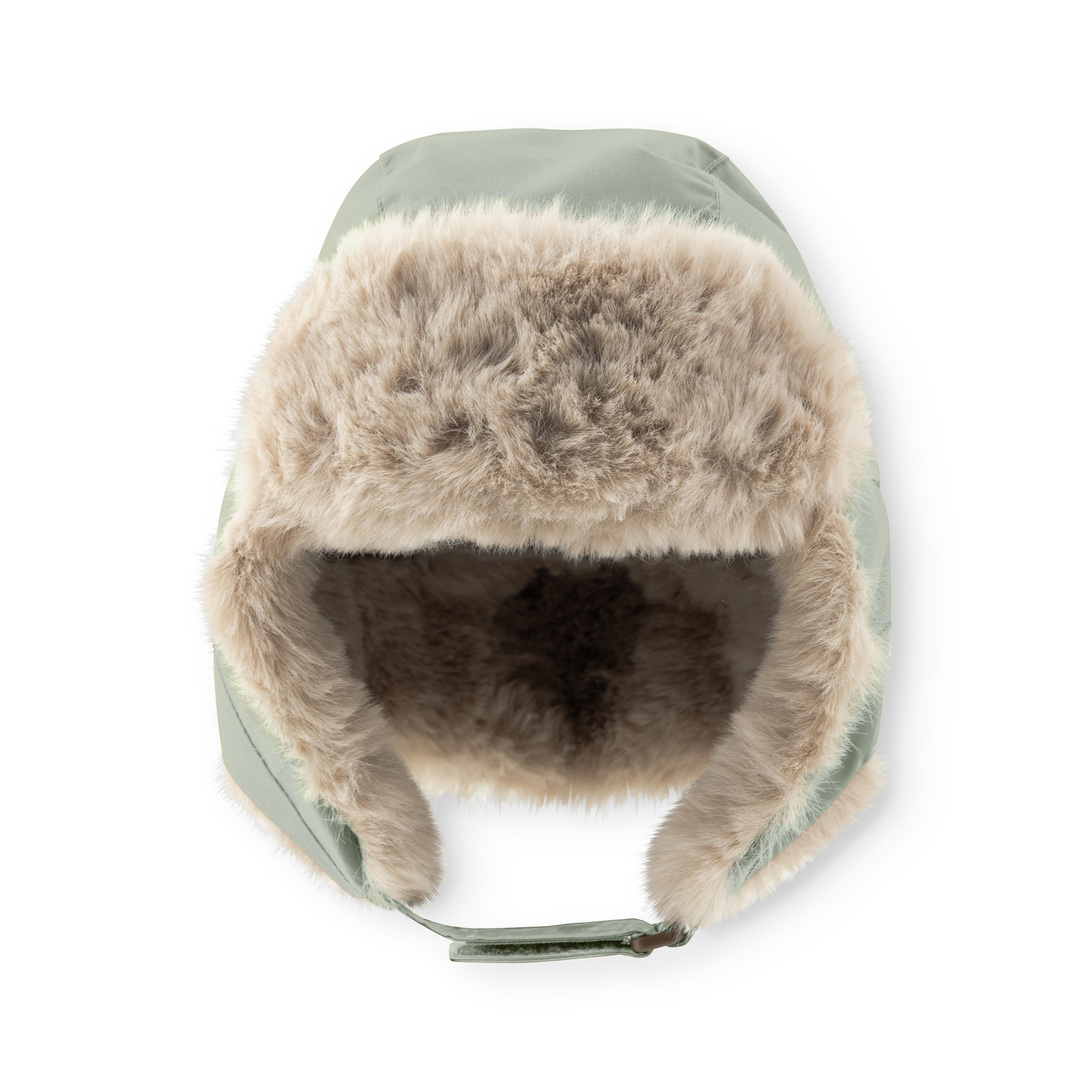 MATCRISTER teddyforet vinterhue i dæmpet salviagrøn, fotograferet forfra og let oppefra. Det tætte, beigegrå teddyfleece dækker hele indersiden og fortsætter ned langs de brede øreklapper. En matchende grøn velcrostrop er synlig i bunden mod den hvide baggrund.