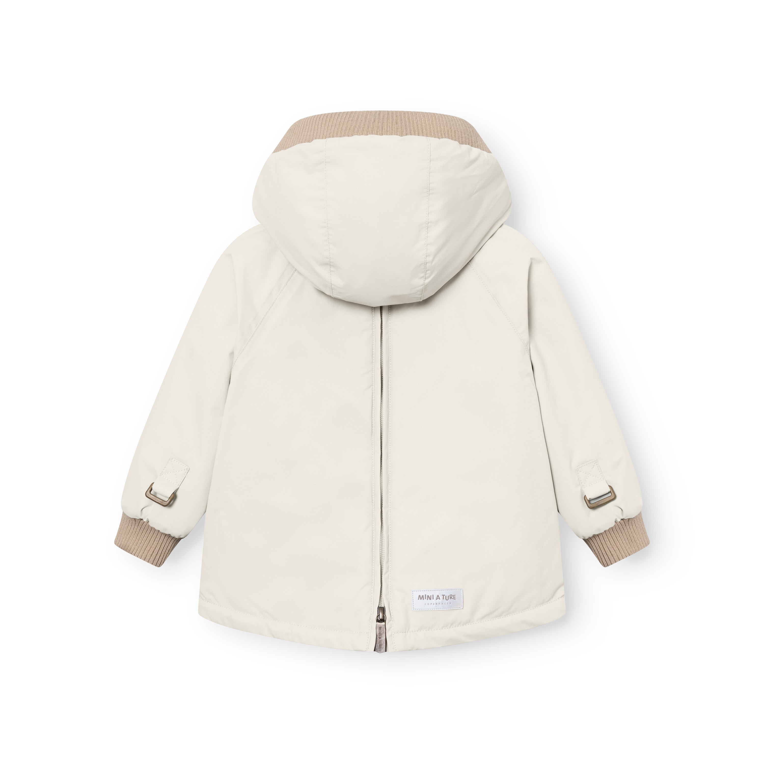 MATBABYWEN fleeceforet vinteranorak set bagfra i råhvid med lynlås i ryggen, beige ribkanter ved håndled og hætte samt MINI A TURE-mærke nederst på ryggen.