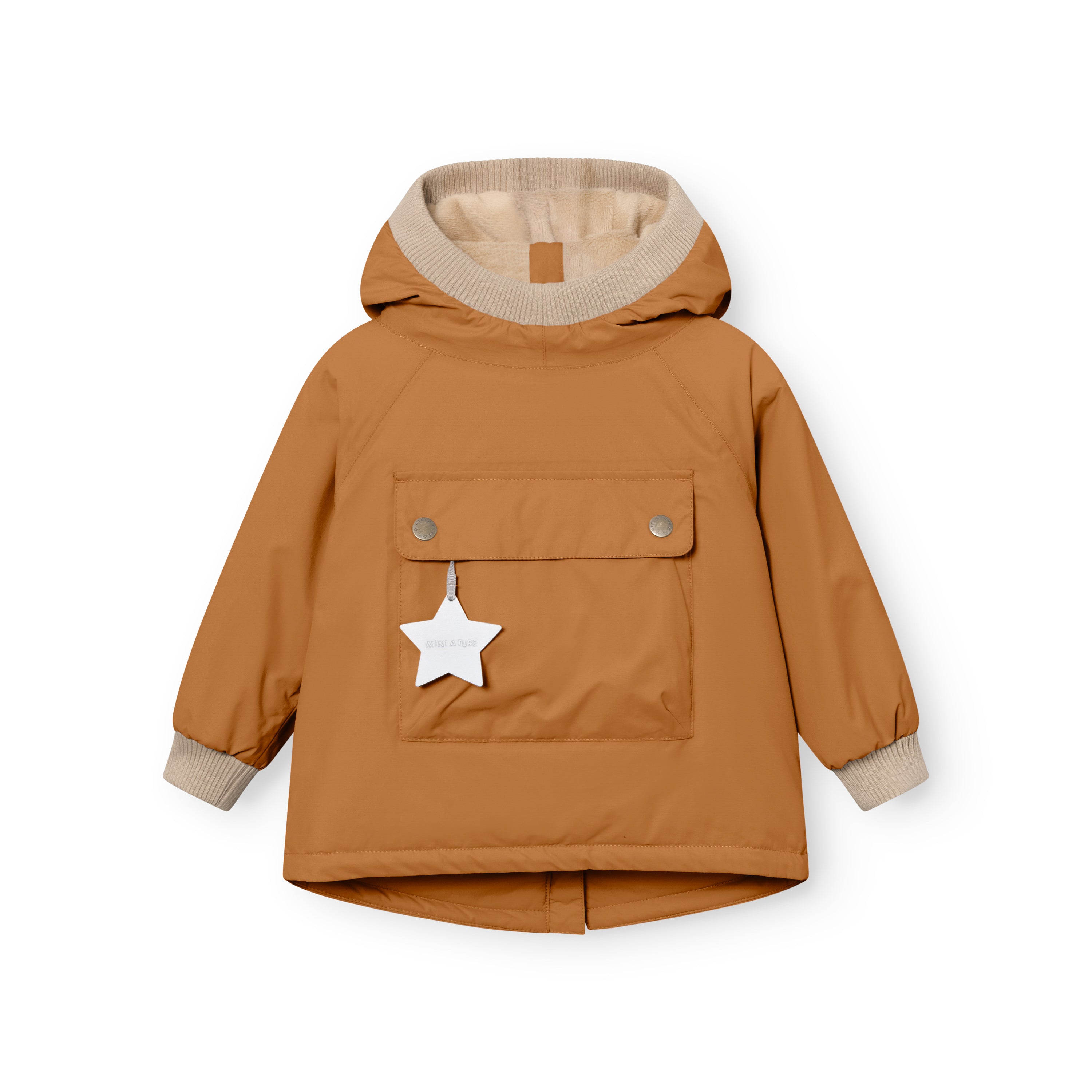 MATBABYWEN fleeceforet vinteranorak i varm karamelgul, fotograferet forfra uden model og lagt fladt ud. Den rummelige hætte er foret med beige fleece og afsluttet med en bred beige ribkant. Frontlommen lukkes med to sølvfarvede trykknapper og har en hvid stjernerefleks, der hænger fra midten. Ærmerne afsluttes ved håndleddene med beige ribelastik.
