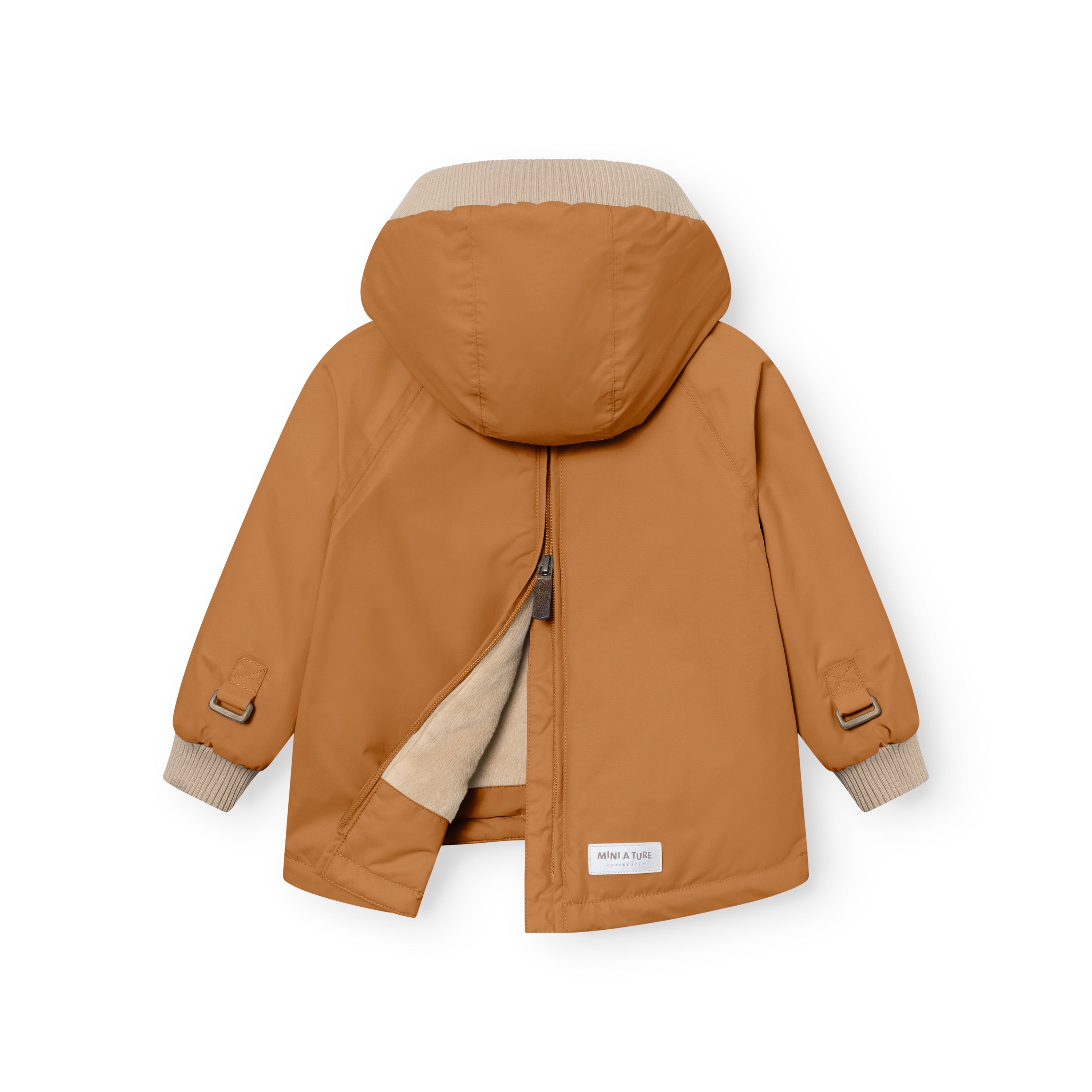 MATBABYWEN fleeceforet vinteranorak i varm karamelgul set bagfra med delvist åben ryglynlås, der afslører det bløde beige fleecefor. Hætten har en bred beige ribkant, og der er justerbare stropper med metalspænder ved ærmernes underkant. Beige ribmanchetter afslutter håndleddene.