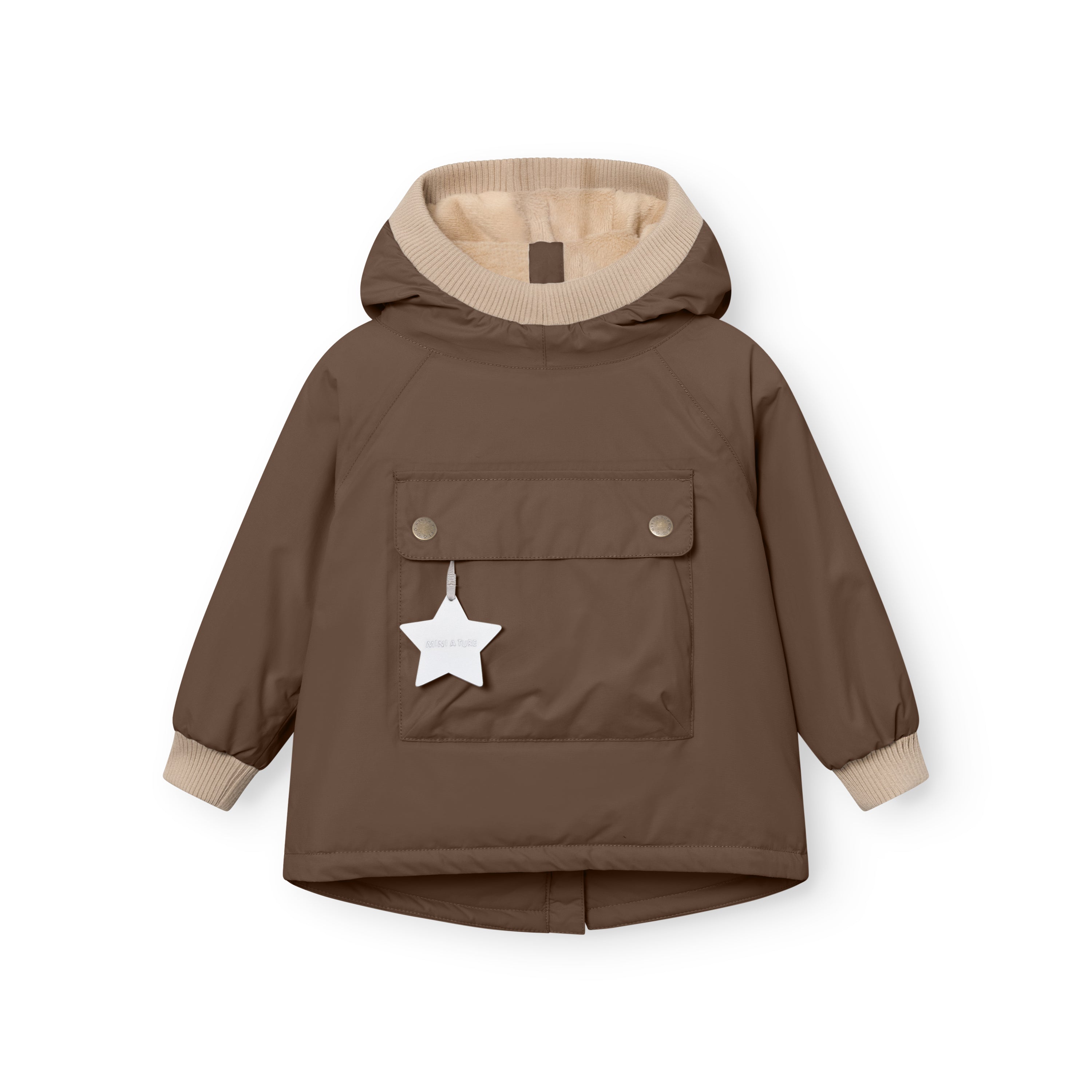MATBABYWEN fleeceforet vinteranorak i varm chokoladebrun, fotograferet forfra uden model. Den store hætte er foret med beige fleece og har en bred beige ribkant. Frontlommen lukkes med to trykknapper og har en hvid stjernerefleks, der hænger fra kanten, og beige ribmanchetter afslutter ærmerne ved håndleddene.
