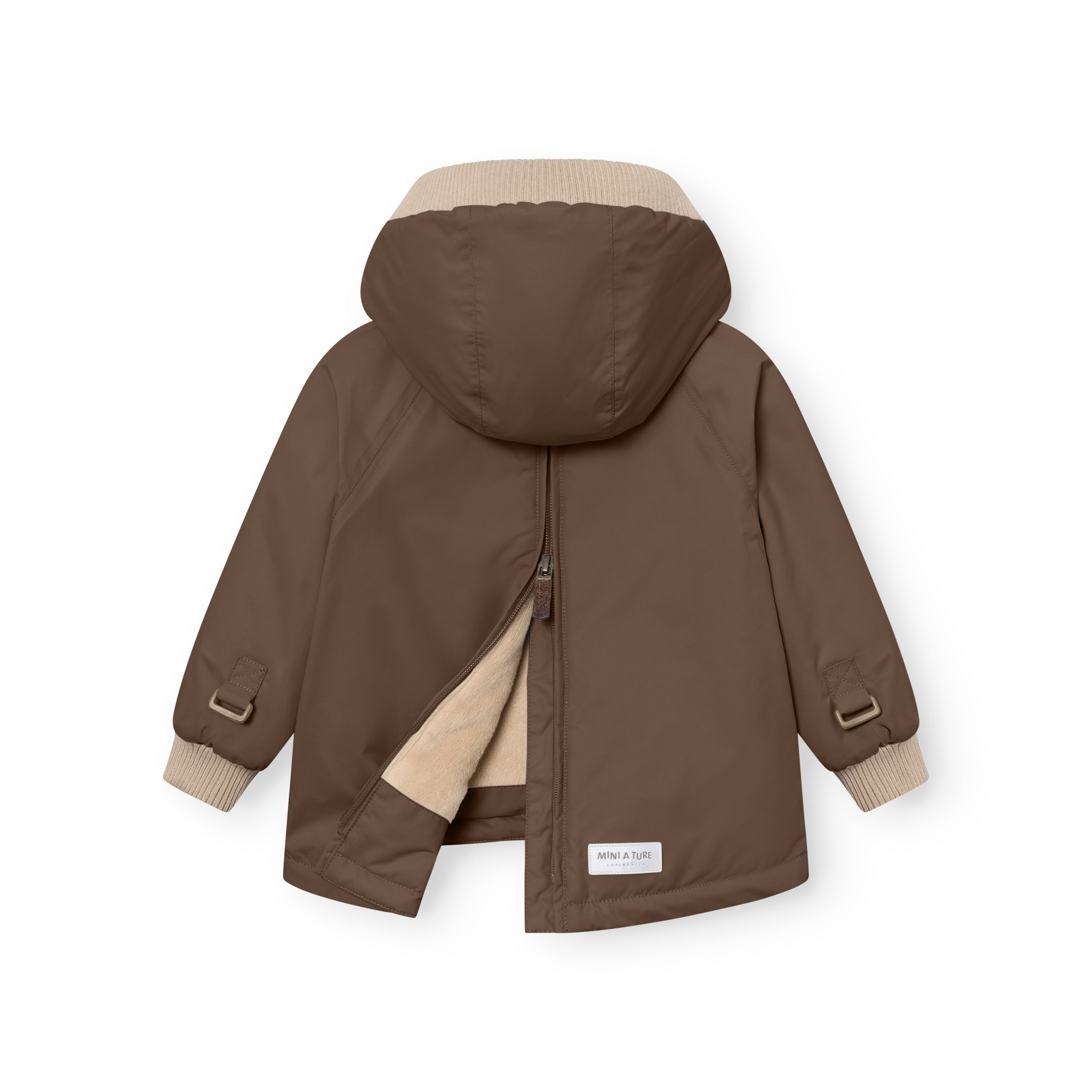 MATBABYWEN fleeceforet vinteranorak i chokoladebrun set bagfra med delvist åben ryglynlås, der afslører den bløde beige fleece indeni. Den store hætte med beige ribkant, de justerbare stropper med metalspænder ved ærmernes ender og MINI A TURE-mærket forneden på ryggen er alle tydeligt synlige.
