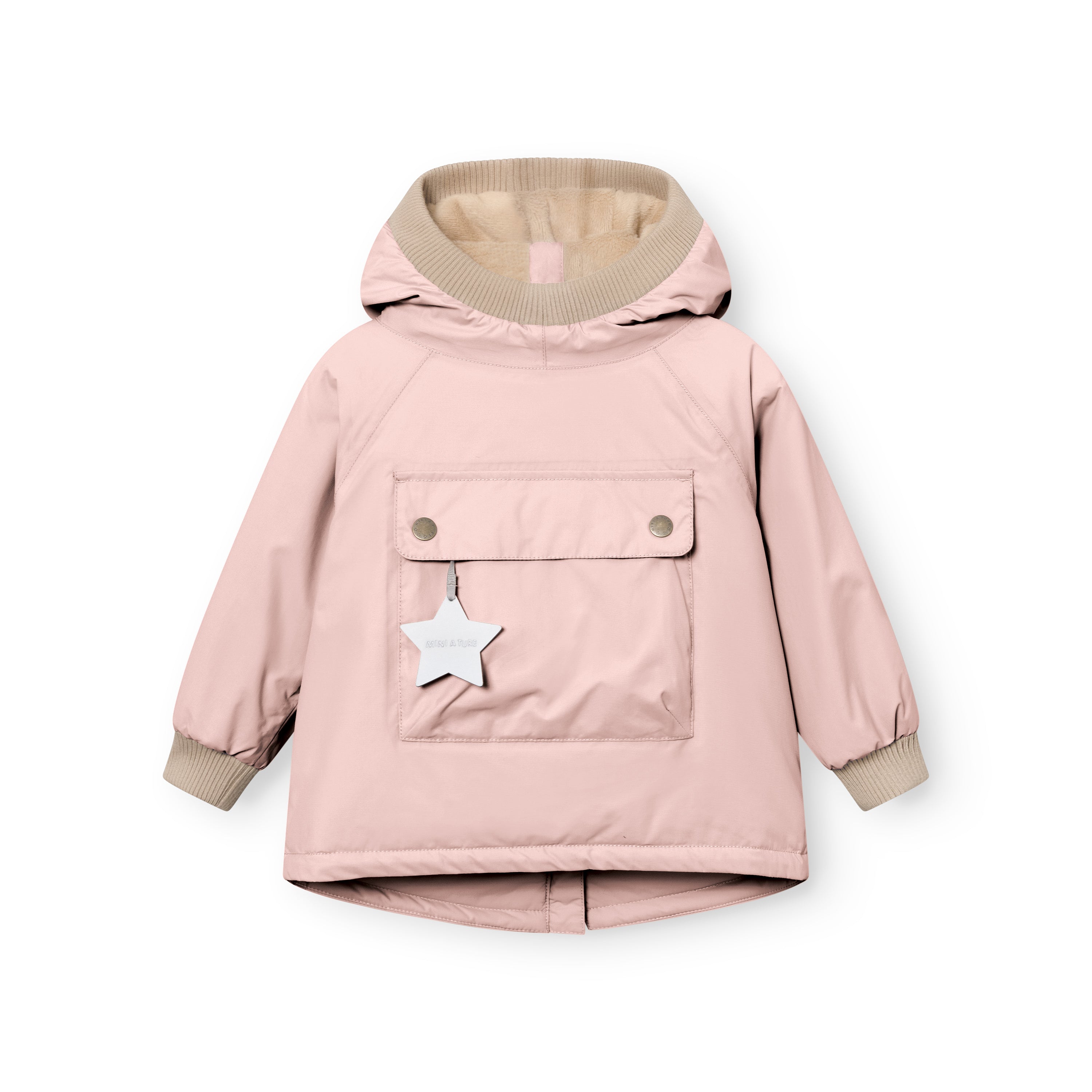 MATBABYWEN fleeceforet vinteranorak i støvet rosa set forfra med stor hætte, beige ribkanter ved ansigt og håndled, en stor tryklåslomme foran og en hvid stjernerefleks, der hænger fra lommen.