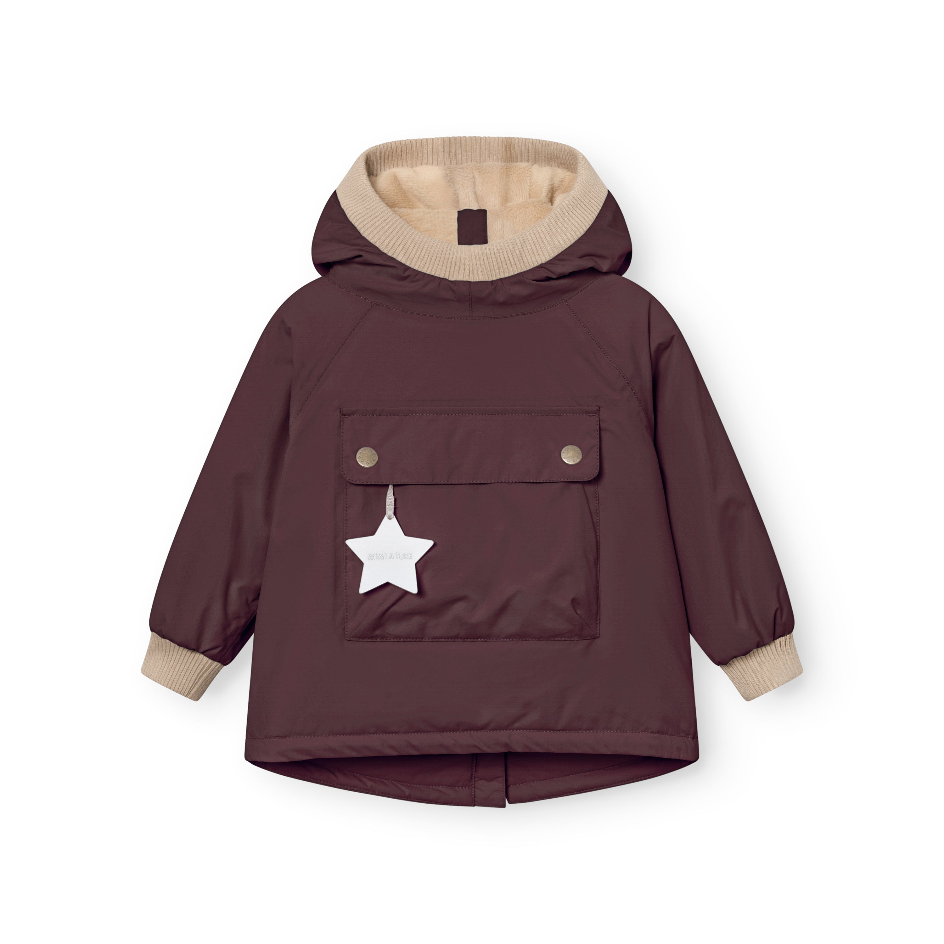 MATBABYWEN fleeceforet vinteranorak i dyb mørkerød-lilla, fotograferet forfra uden model. Den rummelige hætte er foret med lys fleece og afsluttet med en bred, beige ribkant, mens frontlommen lukkes med to bronzefarvede trykknapper og har en hvid stjernerefleks i midten. Beige ribelastik afslutter ærmerne ved håndleddene.