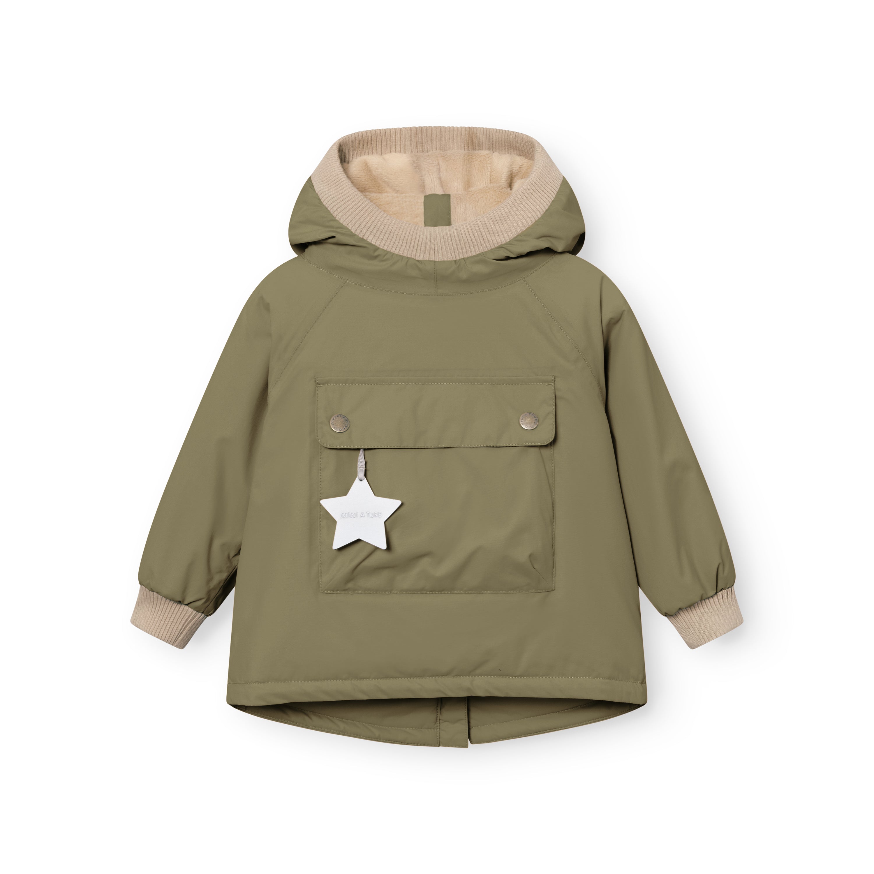 MATBABYWEN fleeceforet vinteranorak i olivengrøn, fotograferet forfra uden model. Den rummelige hætte er foret med lys beige fleece og afsluttet med en bred beige ribkant. Frontlommen har to sølvfarvede trykknapper og en hvid stjernerefleks, der hænger fra midten, og beige ribmanchetter afslutter ærmerne ved håndleddene.