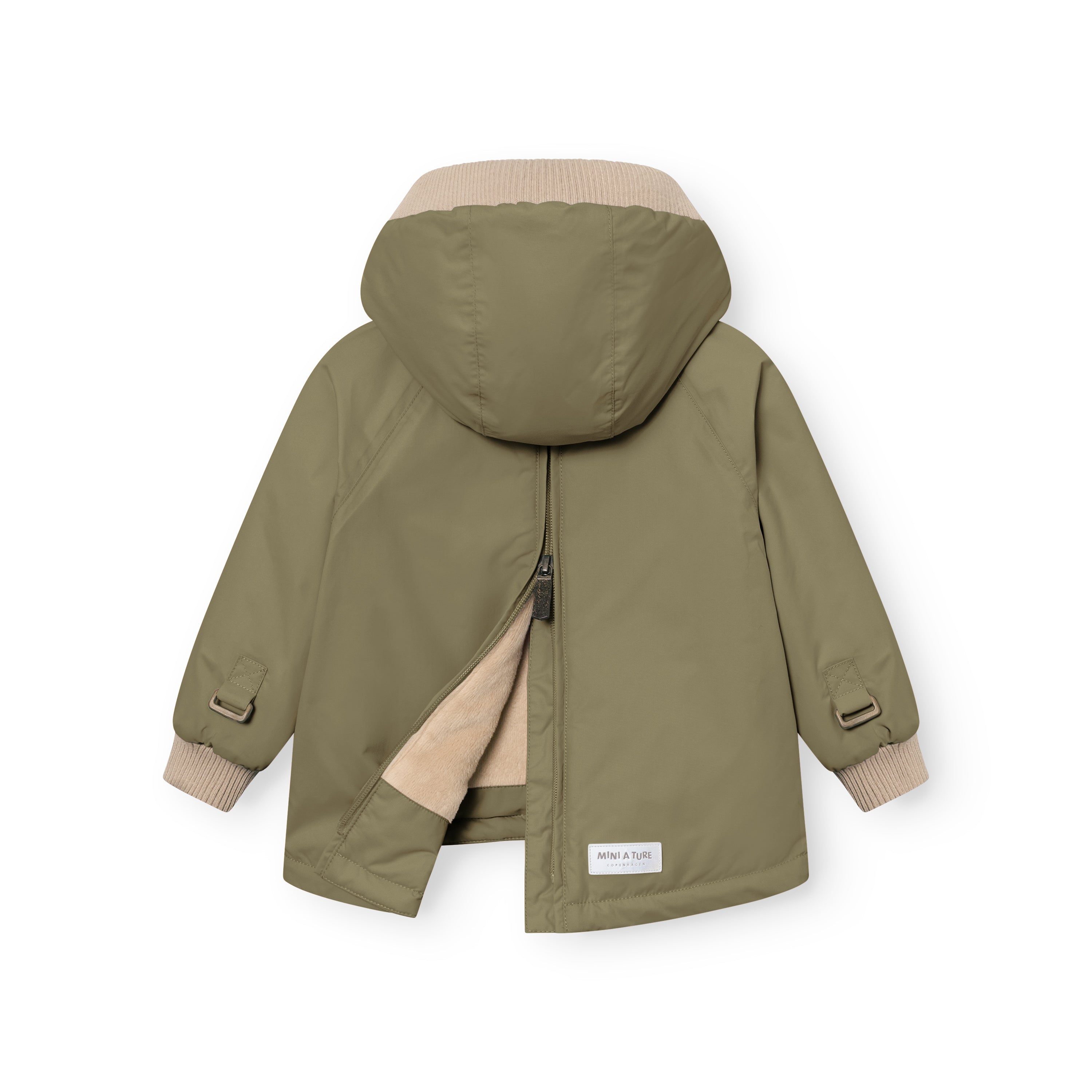MATBABYWEN fleeceforet vinteranorak i olivengrøn, fotograferet bagfra uden model. Ryglynlåsen er åben i den nederste halvdel, så det bløde beige fleecefor er synligt indeni. Hætten er stor og rummelig med en bred beige ribkant, ærmerne afsluttes med matchende beige ribmanchetter, og der er justerbare stropper med mørkegrå spænder ved ærmernes underkant.