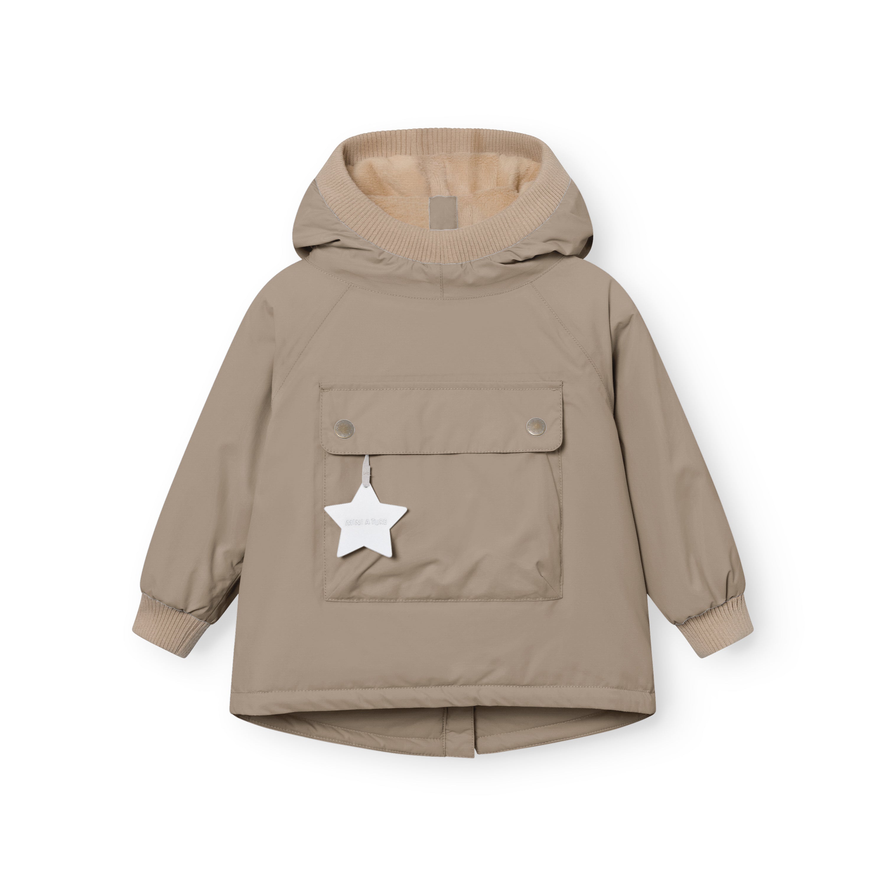 MATBABYWEN fleeceforet vinteranorak i varm sandbeige set forfra som produktbillede uden model. Den har en stor hætte, der er foret med blødt fleece, beige ribmanchetter ved håndleddene og en bred tryklåslomme på maven med en hvid stjernerefleks, der hænger fra kanten.